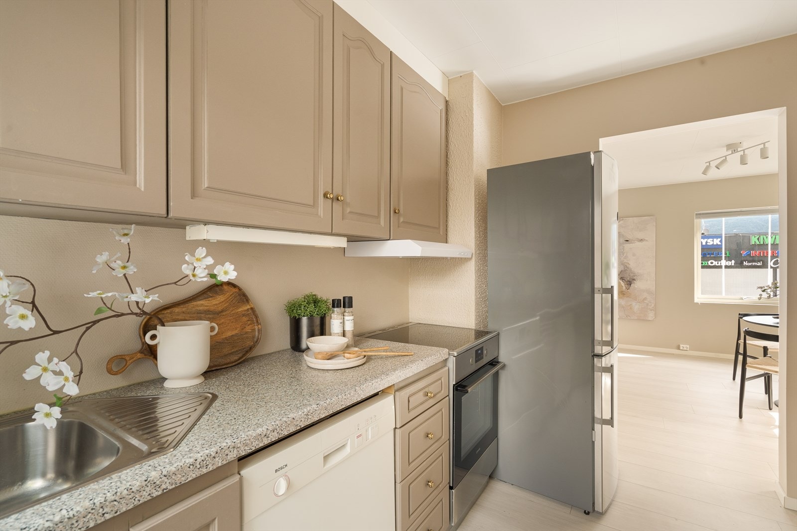 Flott kjøkken i delikate farger. Galleribilde