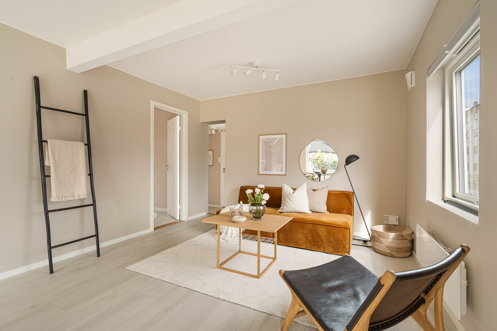 Stuen er målt til 24 kvm. Galleribilde