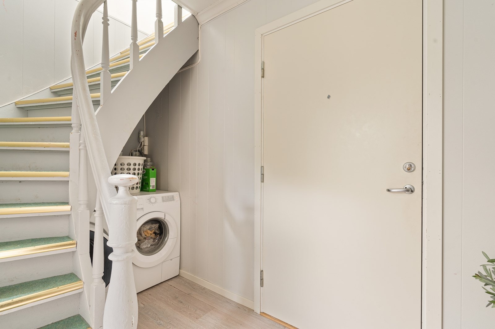 Éntre er en del av inngang til nabo ovenfor. Er opplegg for vaskemaskin under trapp. Galleribilde