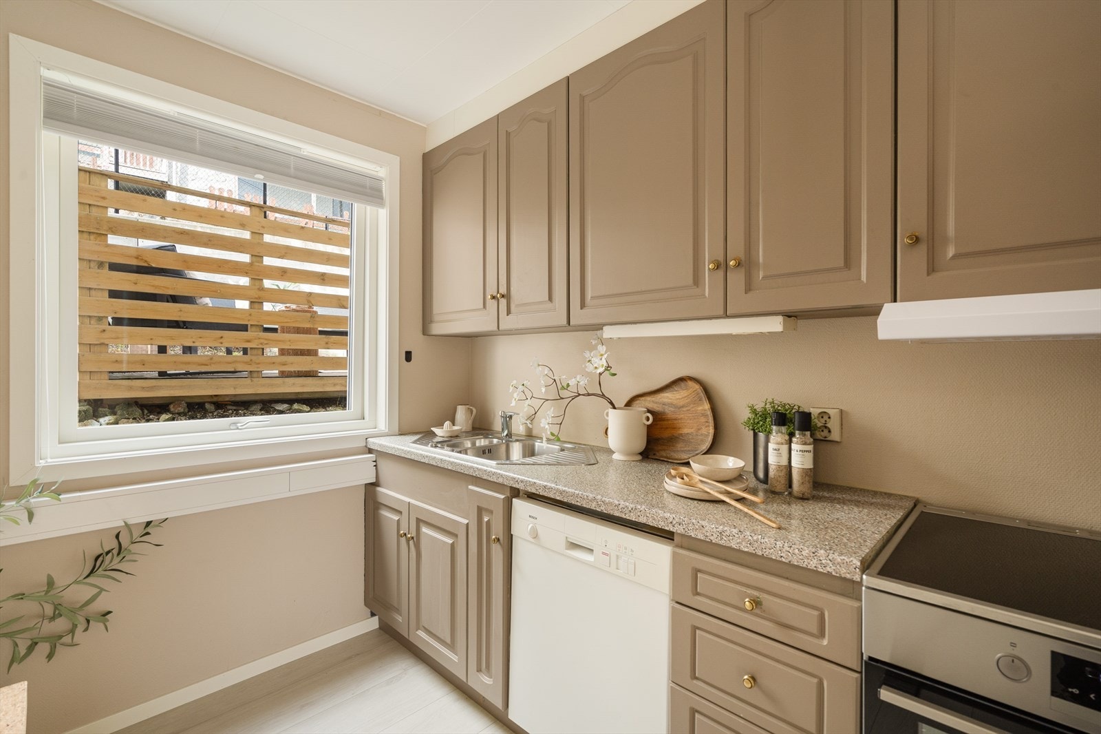 Det er god skap- og benkplass til matlaging og lagring. Galleribilde