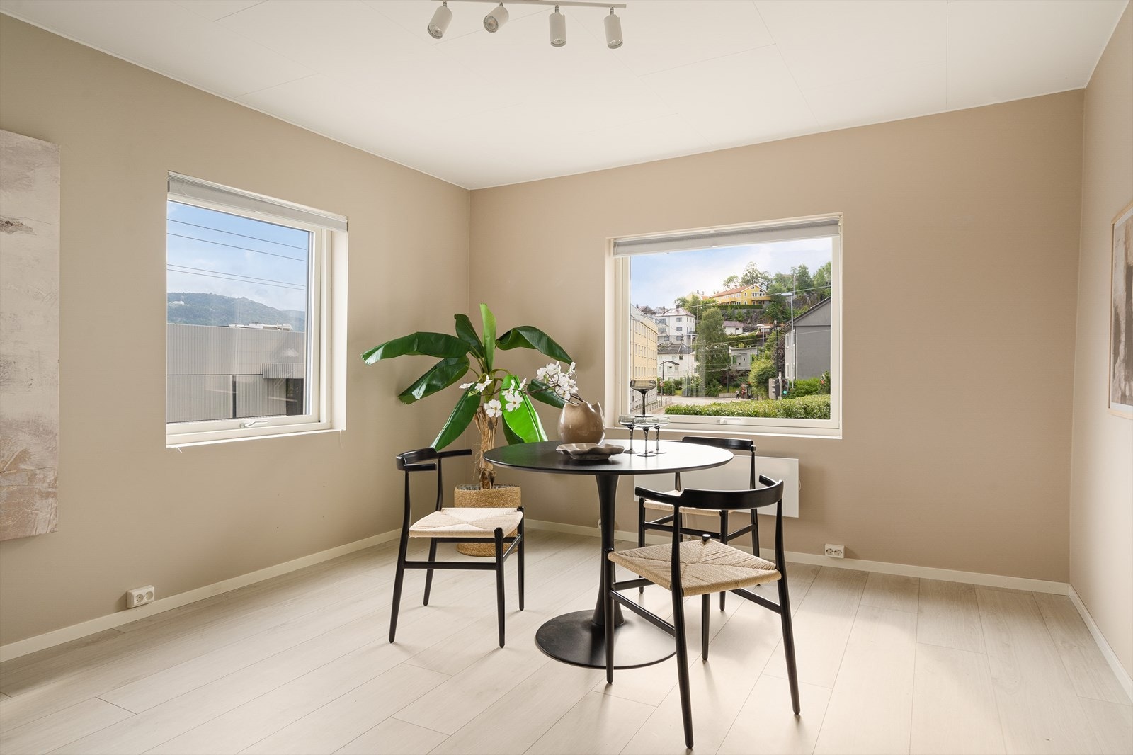 I stuen er det god plass til spisebordsgruppe! Galleribilde