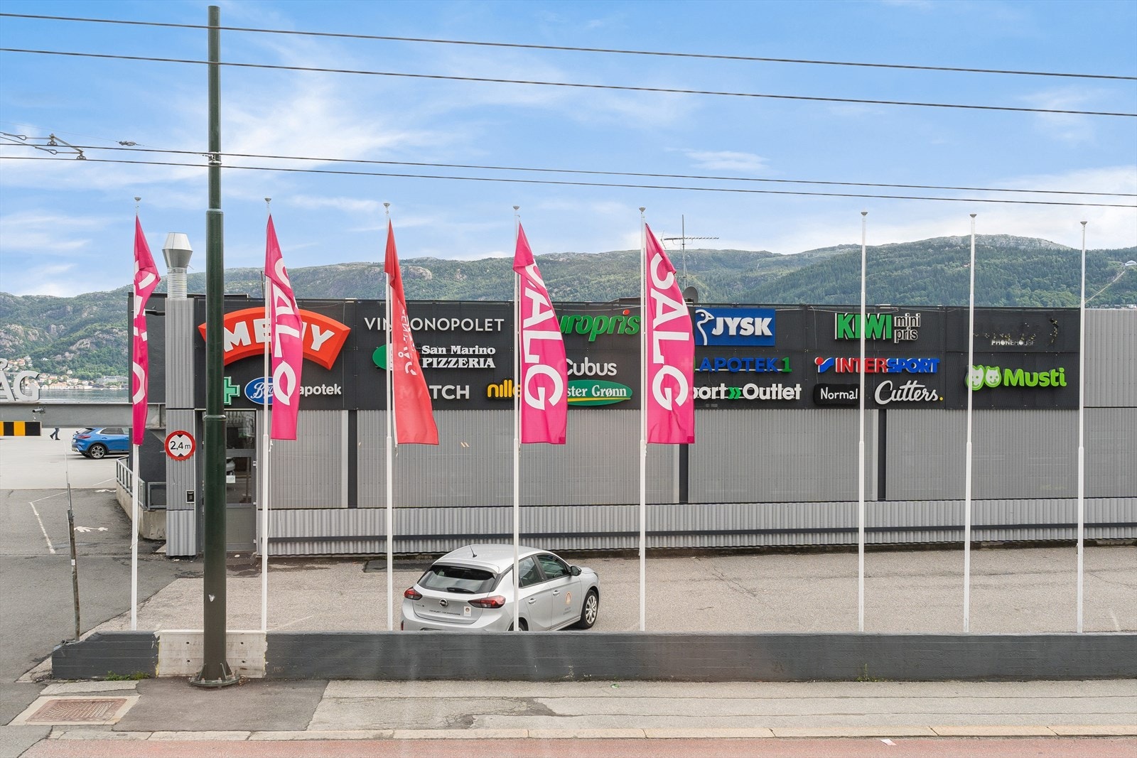 Her finner du "alt" av servicetilbud med blant annet Meny, Kiwi, frisør og vinmonopolet. Galleribilde