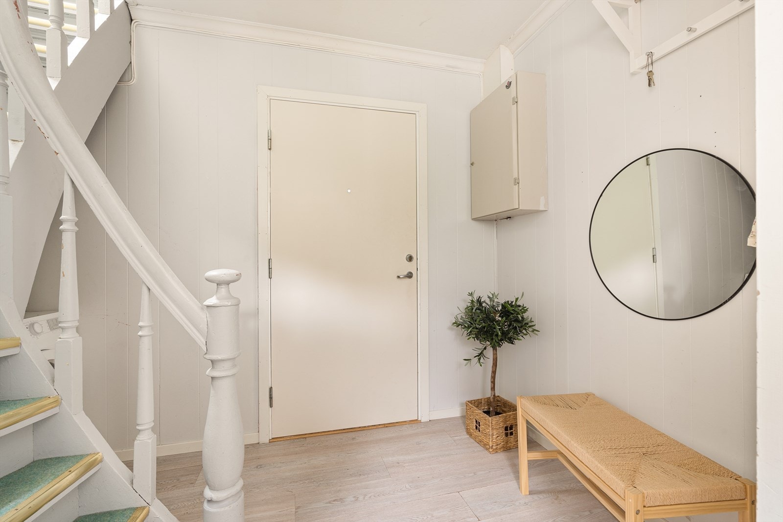 Lys og trivelig entré med god plass til å henge fra seg ytterklær og sette fra seg sko. Galleribilde