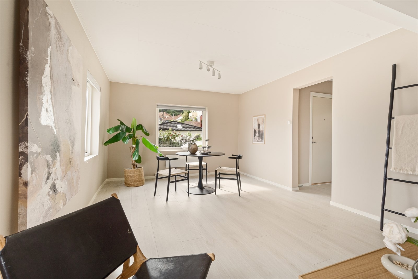 Stuens størrelse gjør det mulig å innrede stuen med både tv- og spisestue. Galleribilde