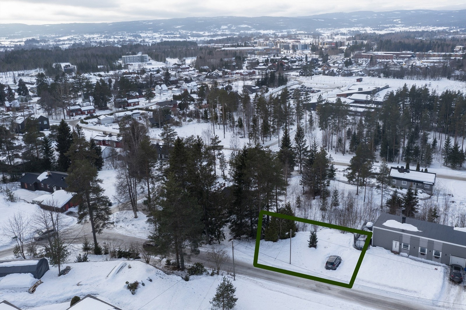 Fra eiendommen er det kort vei til barnehage, barneskole, ungdomsskole og videregående skole. Galleribilde