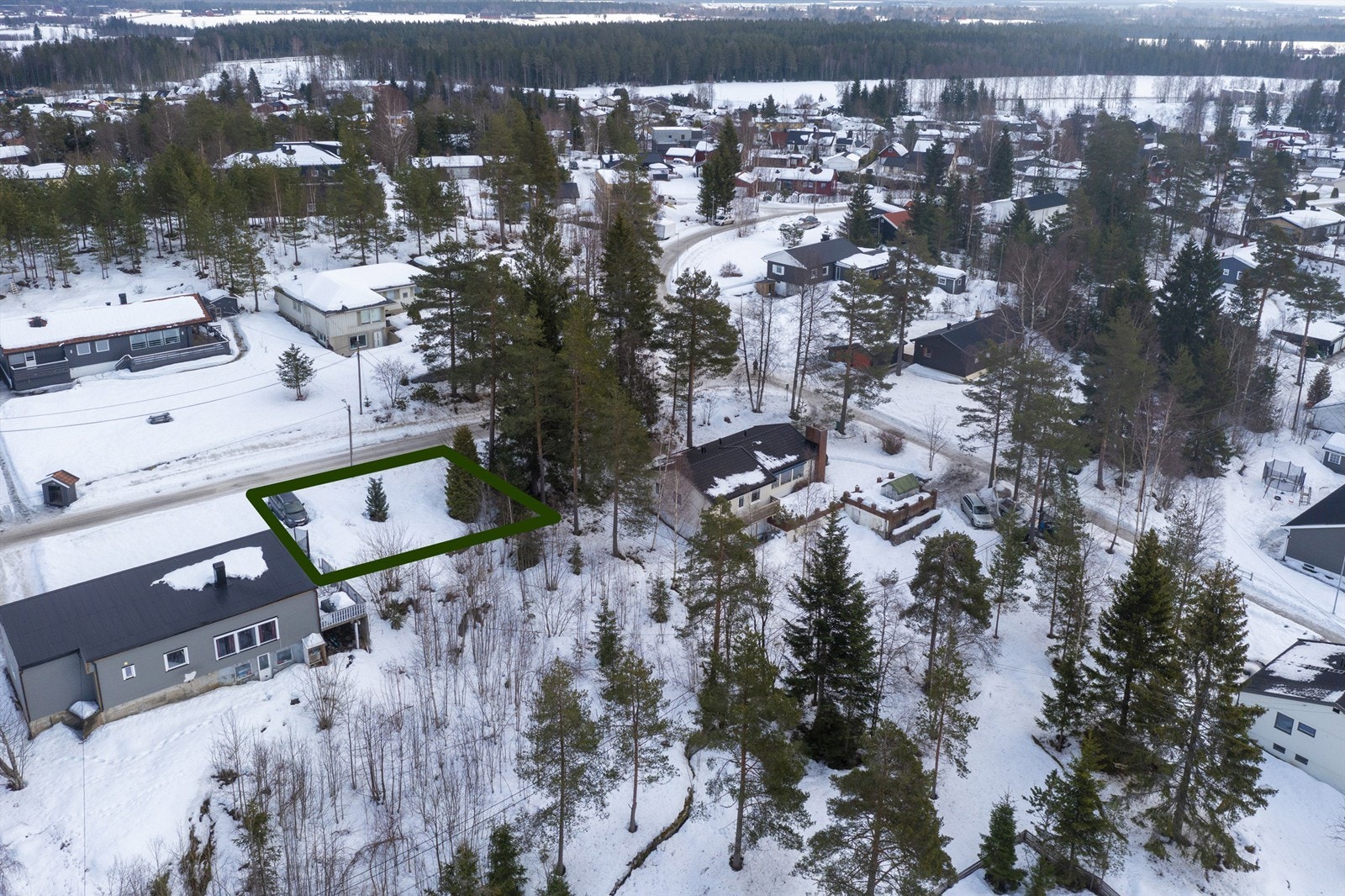Tillatelsen er gitt for bl.a. 3 soverom, 2 bad, badstue, vaskerom, trimrom, stue og kjøkken i åpen løsning, vinterhage, kontor og takterrasse Galleribilde