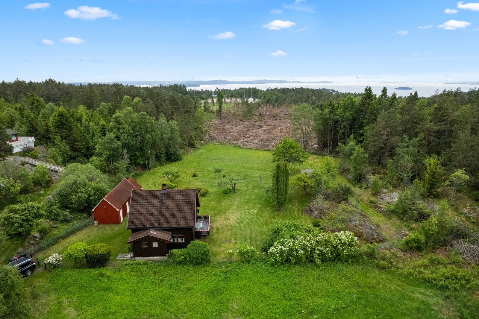 Eiendommen har skogen som nærmeste nabo Galleribilde