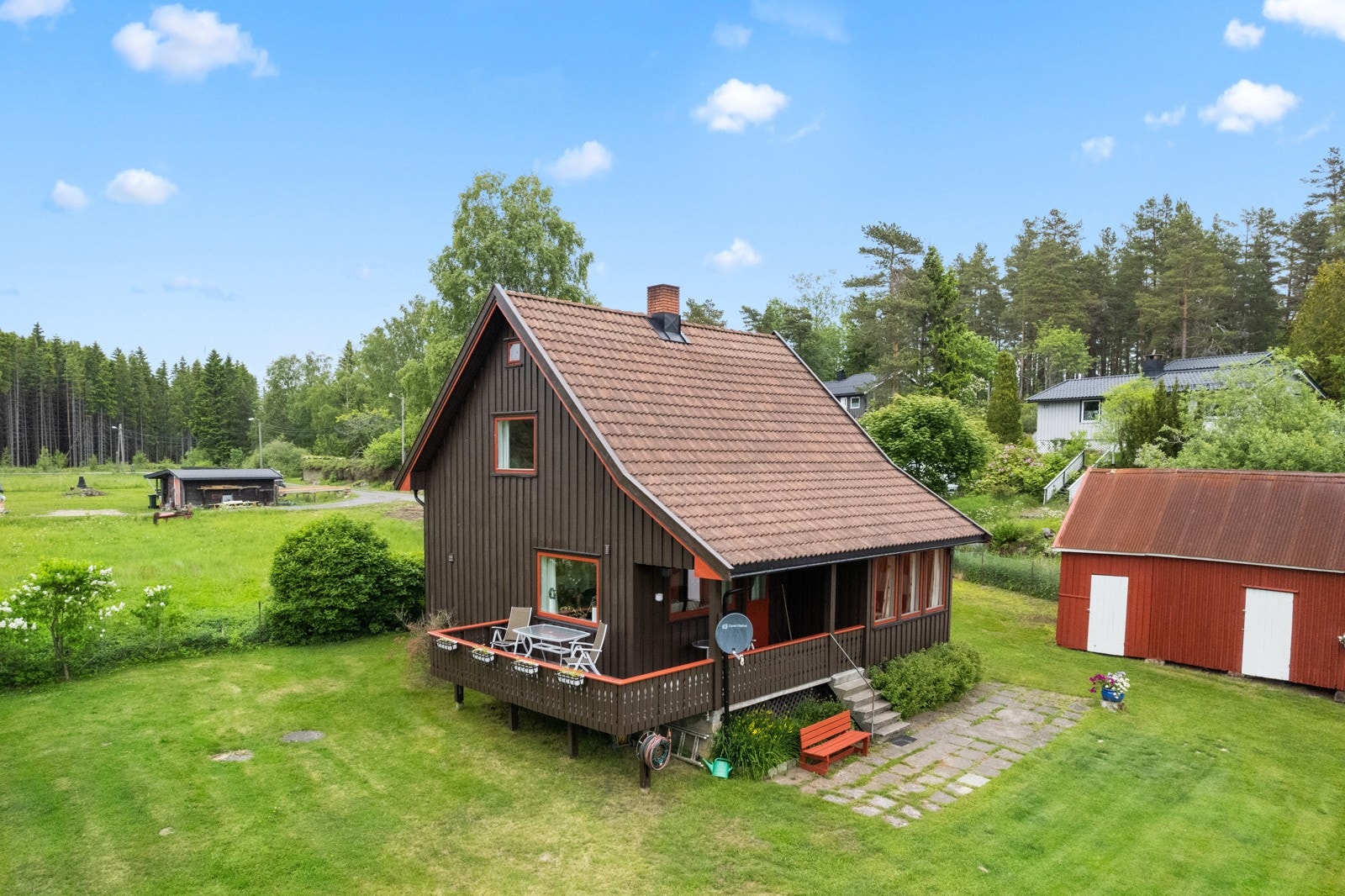 Eiendommen er i tillegg til boligen bestående av stabbur og uthus med vedbod/verksted Galleribilde