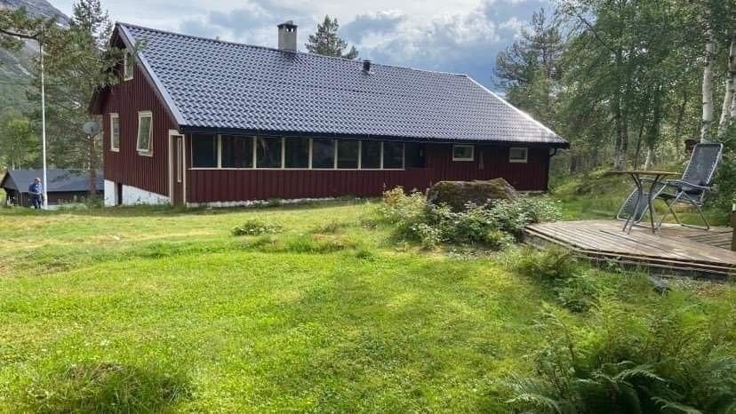 Flat og opparbeidet tomt mellom hyttene Galleribilde