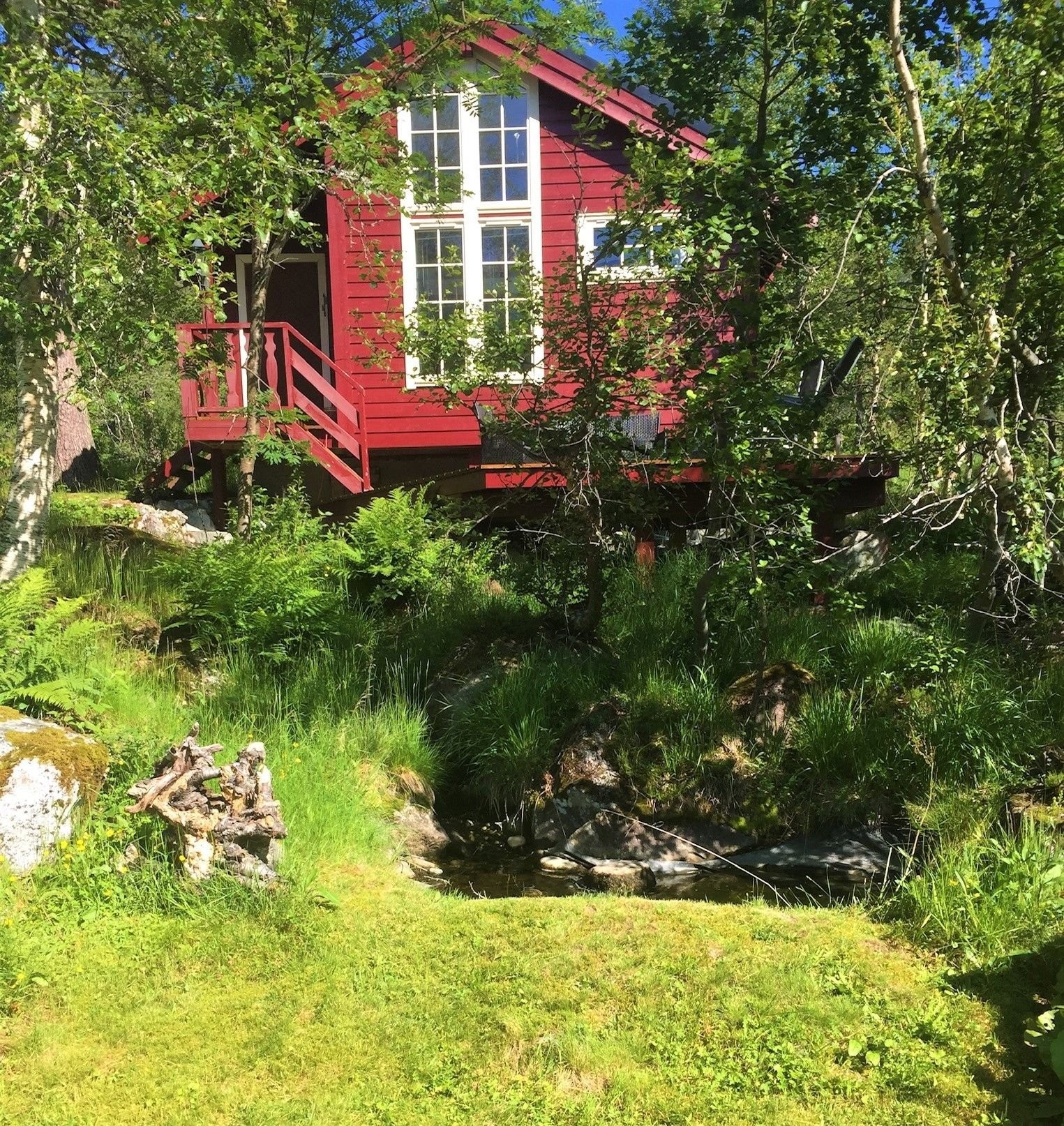 Bekk og dam fremfor gjestehytte. Galleribilde