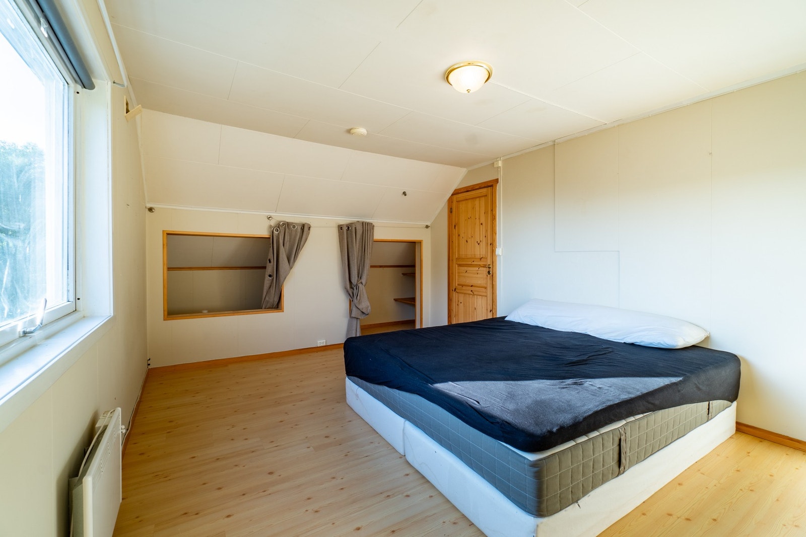 Hovedsoverommet er svært romslig og har god plass til dobbeltseng med tilhørende møblement. Galleribilde