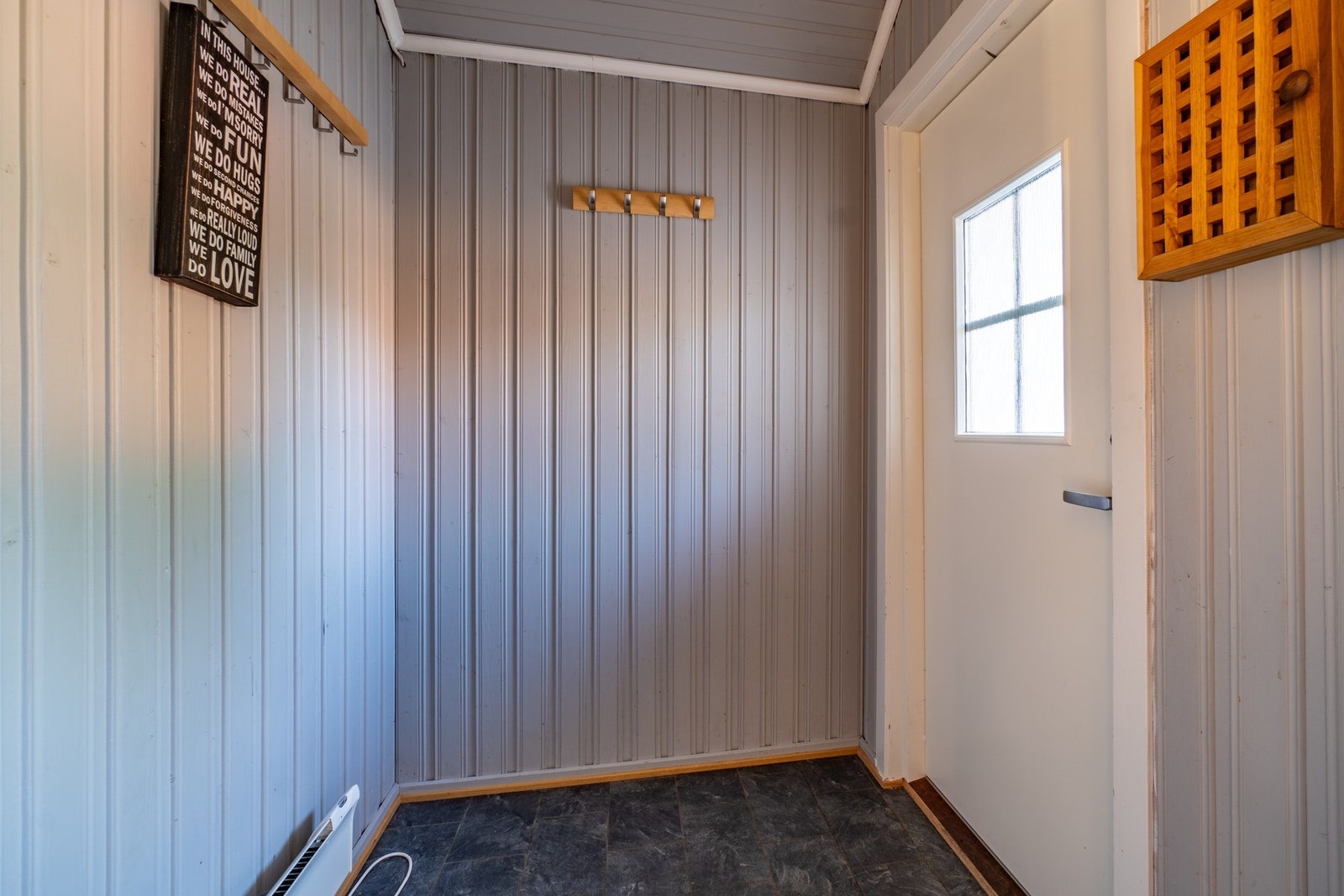 Boligen har to inngangsparti. Dette er "hovedentreen" like ved gangen. Galleribilde