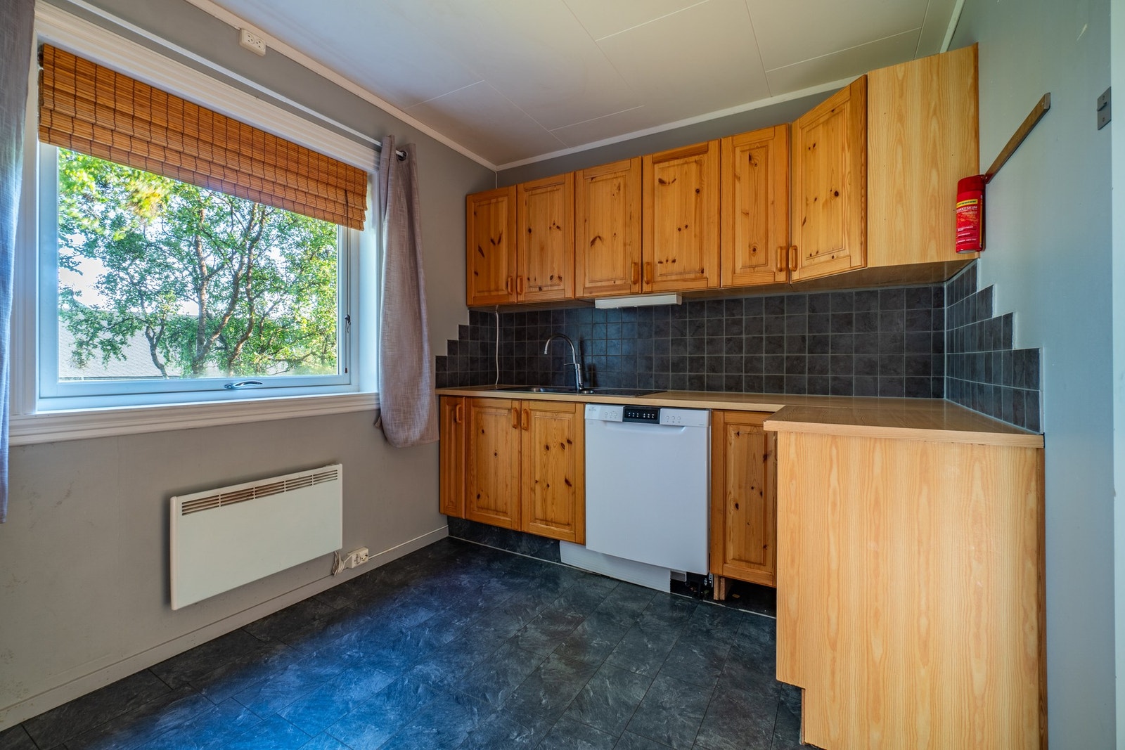 På kjøkkenet er det god skap- og benkeplass. Legg merke til store vindusflater gjennom hele boligen. Galleribilde