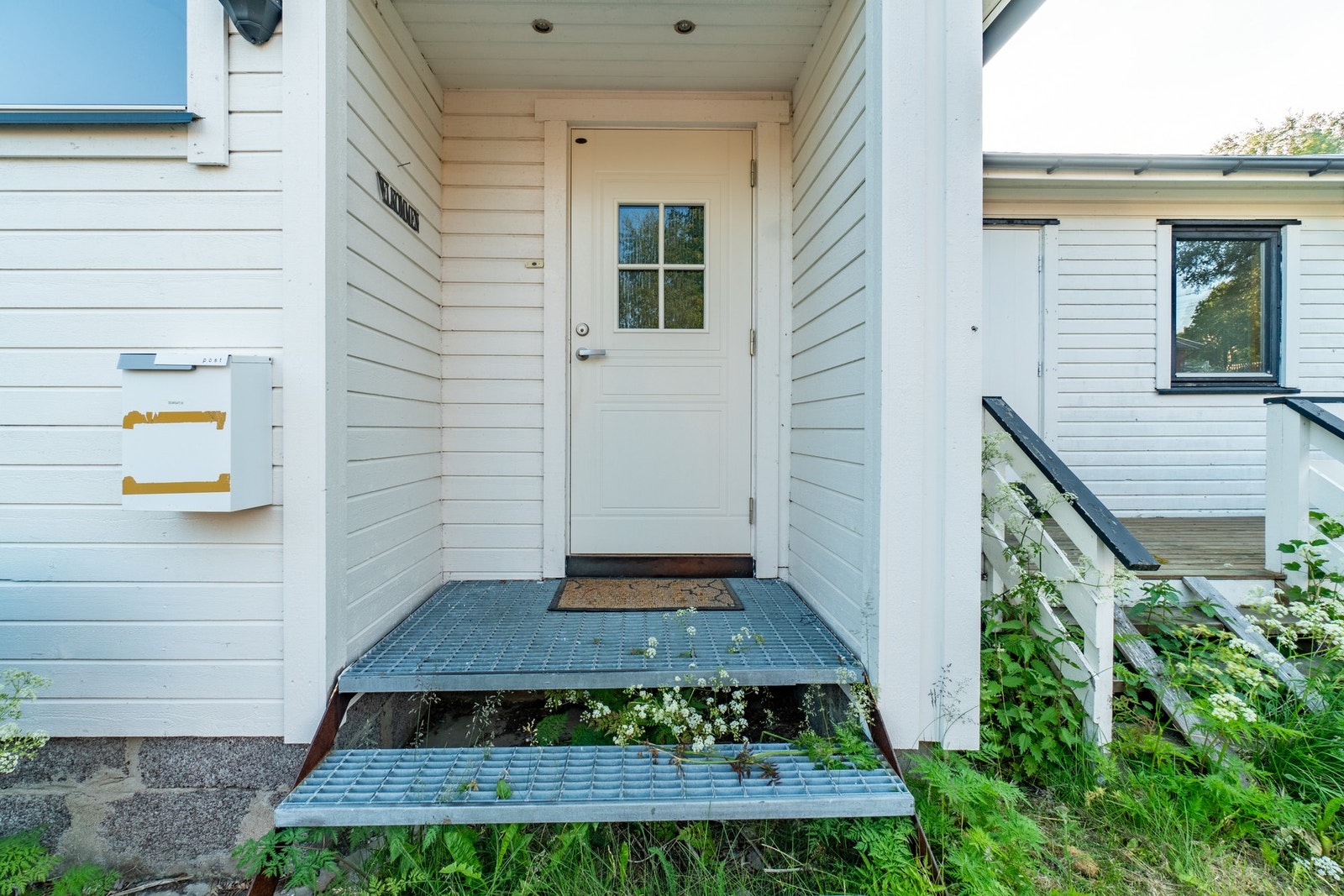 Begge inngangsparti sett fra østsiden av bygget. Galleribilde