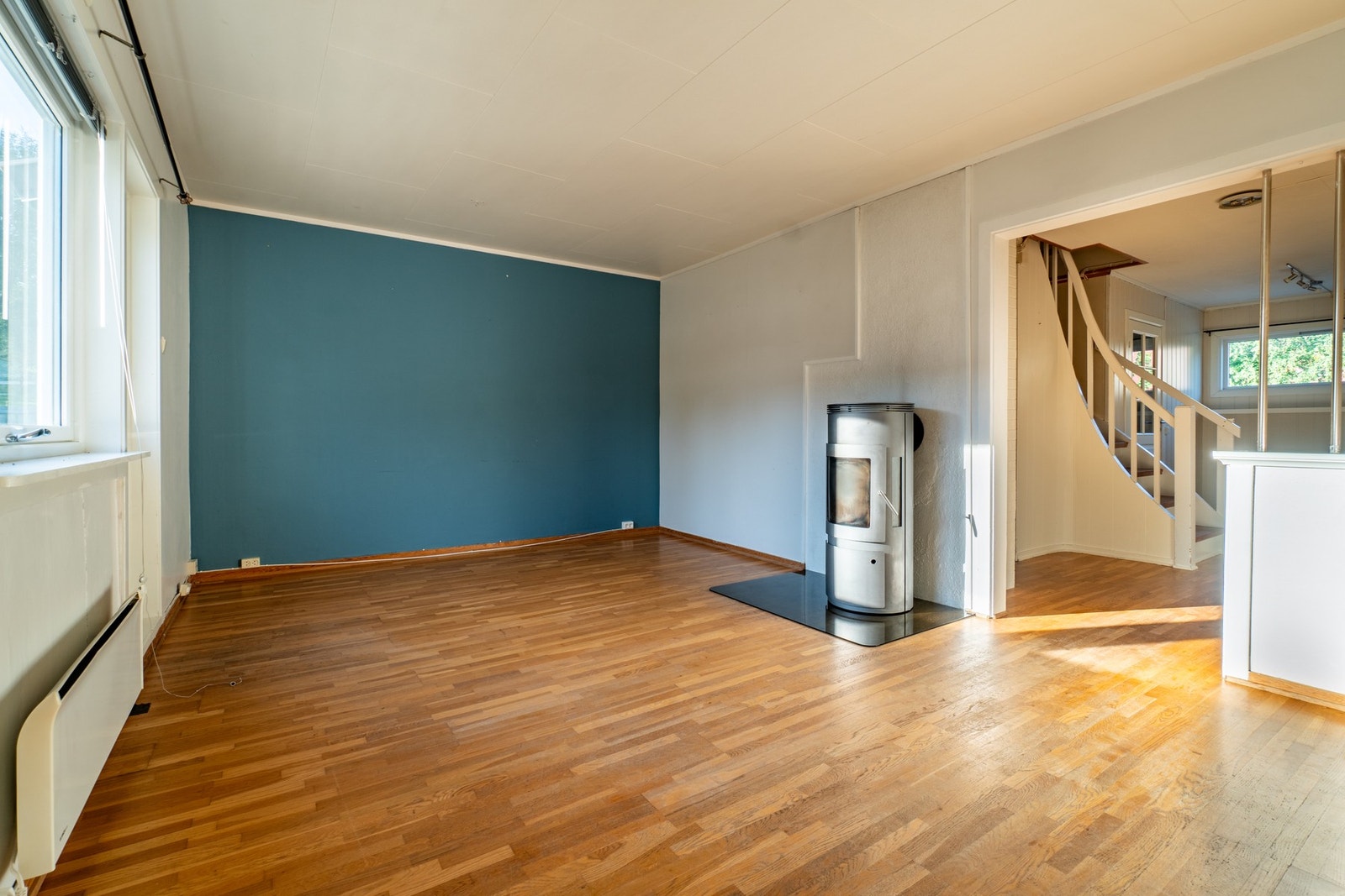 Oppvarmingen består av vedfyring i stua, supplert med panelovner. Galleribilde