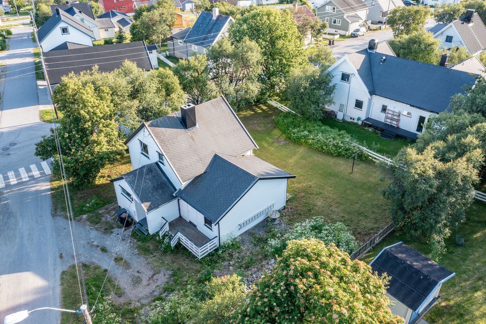 Fra eiendommen er det kun ca. 950 meter til sentrum, og 250 meter til nærmeste dagligvare. Galleribilde