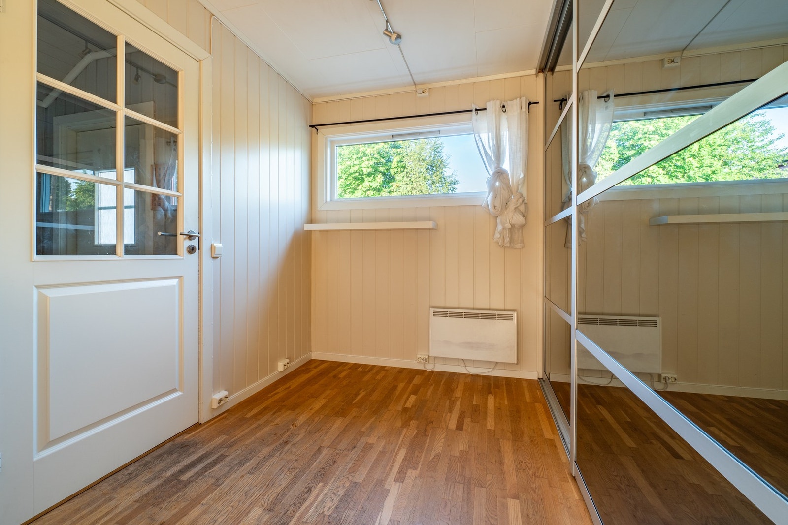 Like ved inngangspartiet er det en stor og praktisk skyvedørsgarderobe. Galleribilde