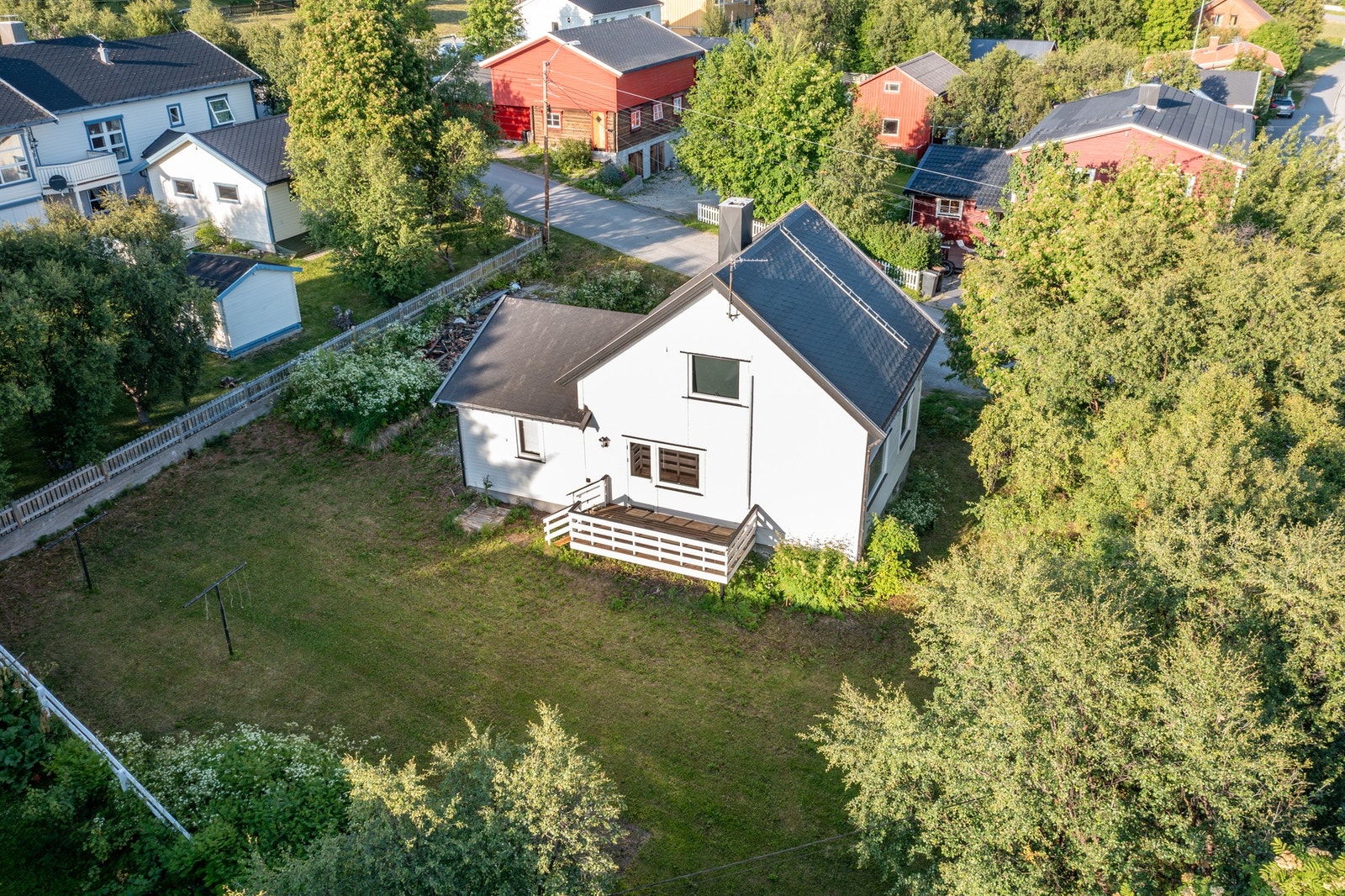 Velkommen til Oscarsgate 65 - en innholdsrik enebolig med skjermet hage og hjørnetomt! Galleribilde