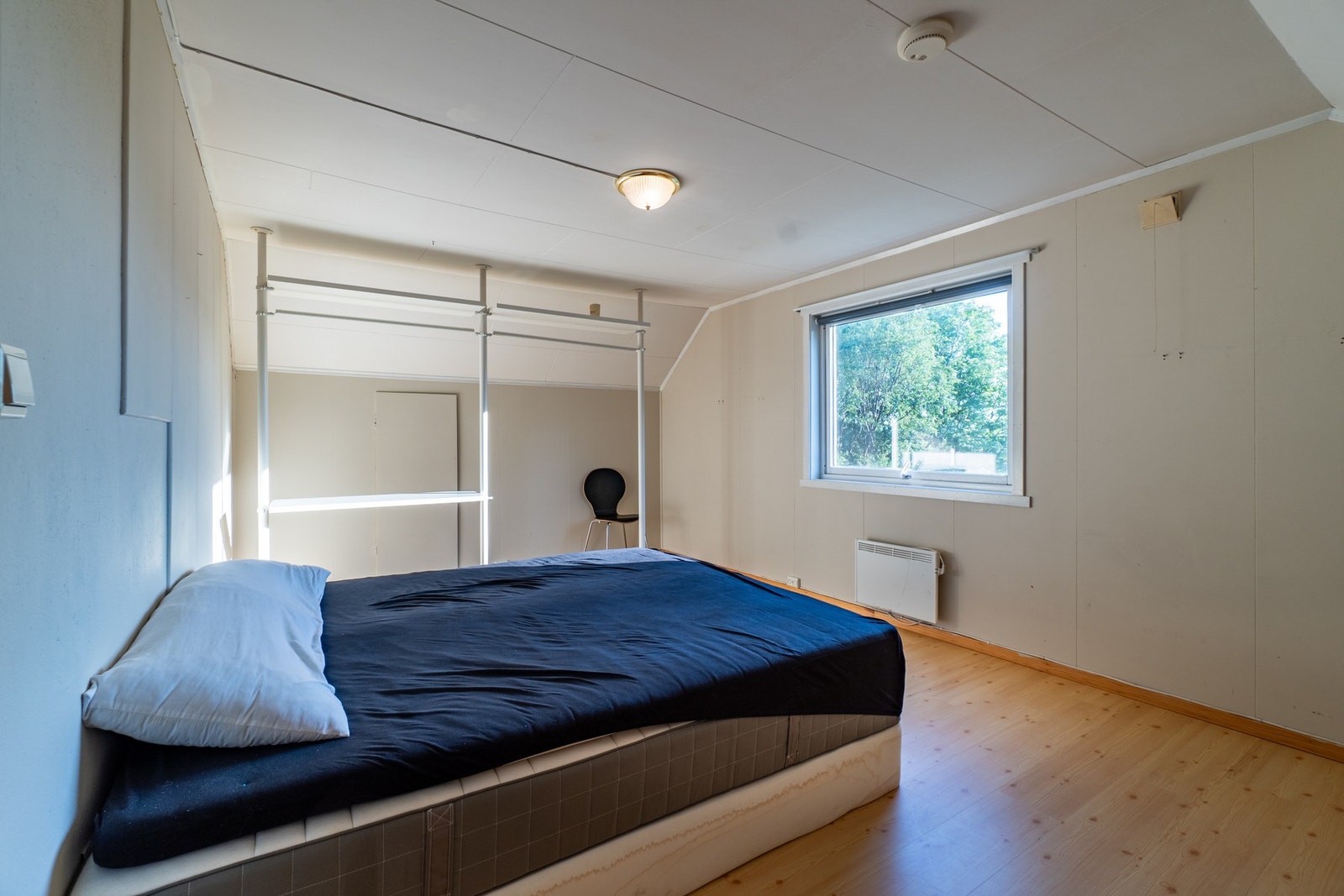 Det er også fin plass til en stor garderobeløsning under skråtaket. Galleribilde