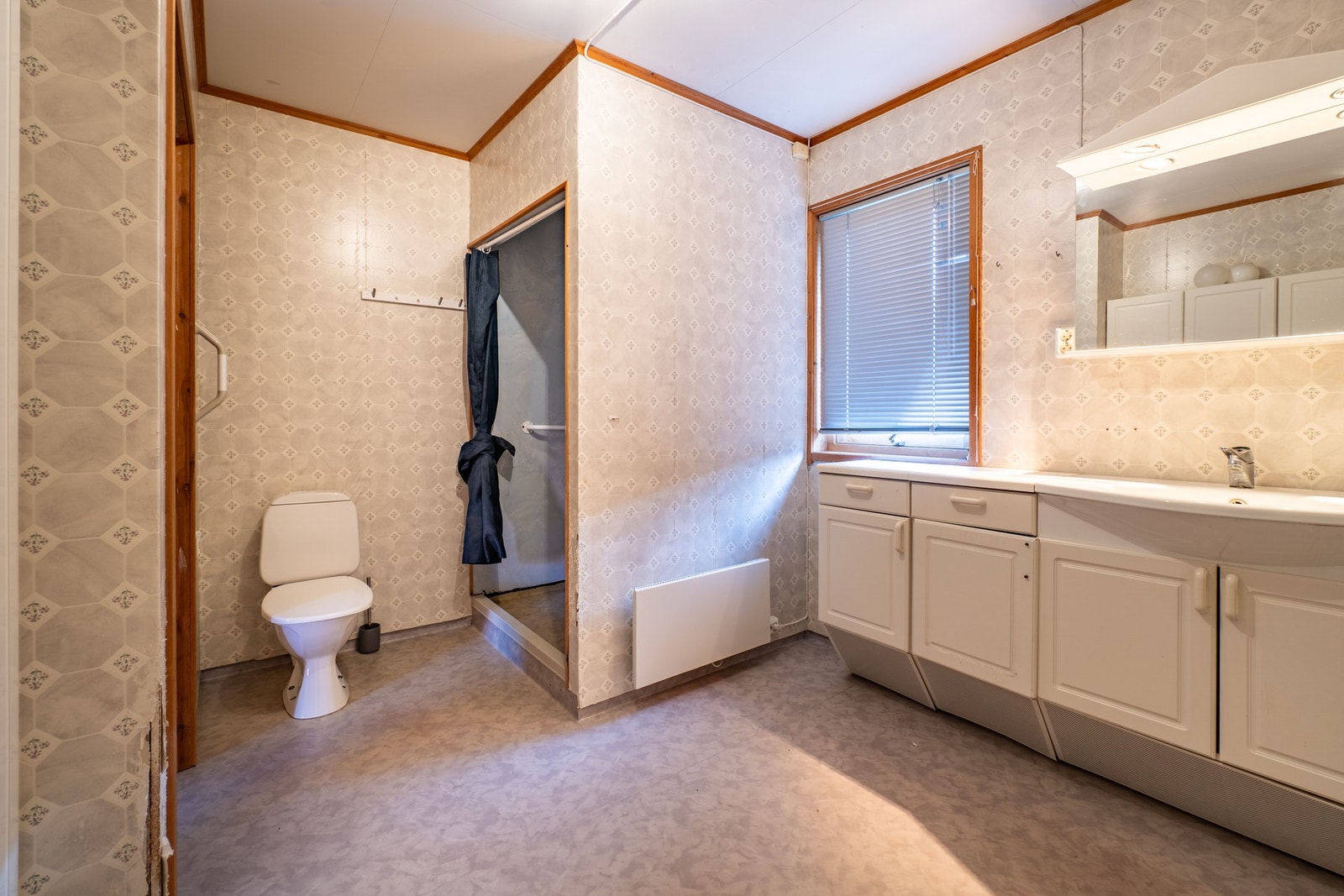 Badet er av god størrelse og har en stor baderomsinnredning. Galleribilde