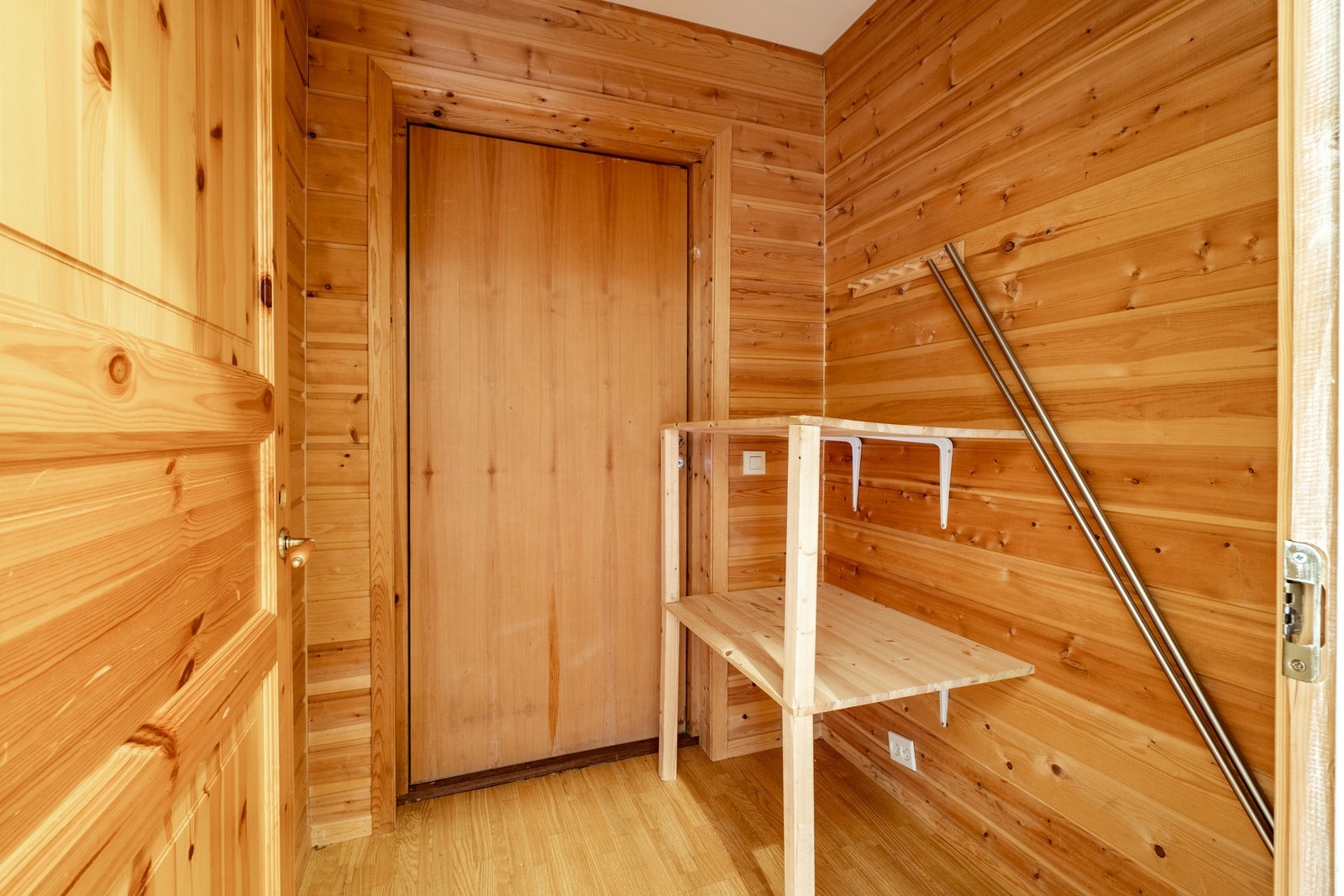 Det andre inngangspartiet går inn ved badet og boden i første etasje. Galleribilde