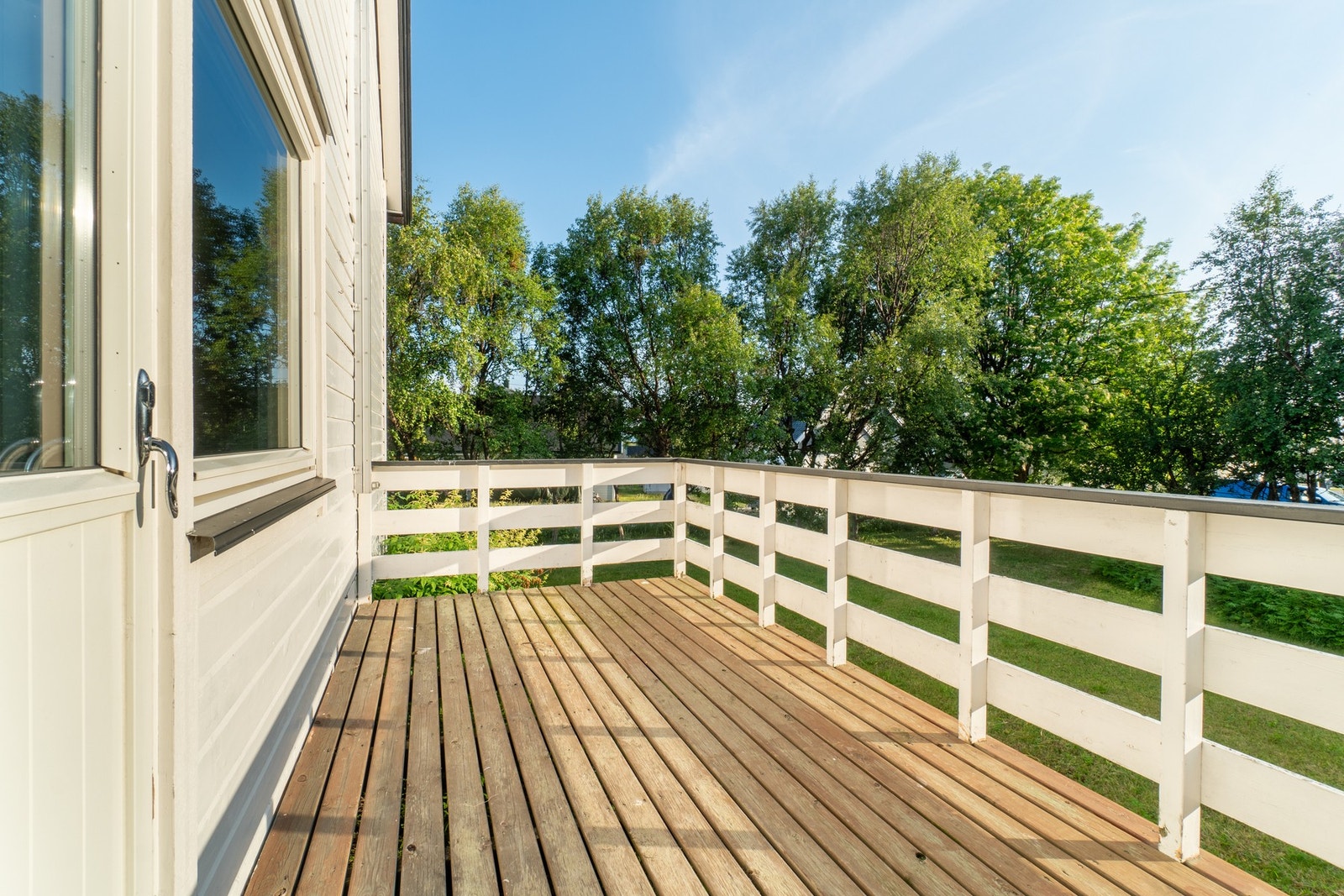 Eiendommen har minimalt med innsyn fra vei og naboer. Galleribilde