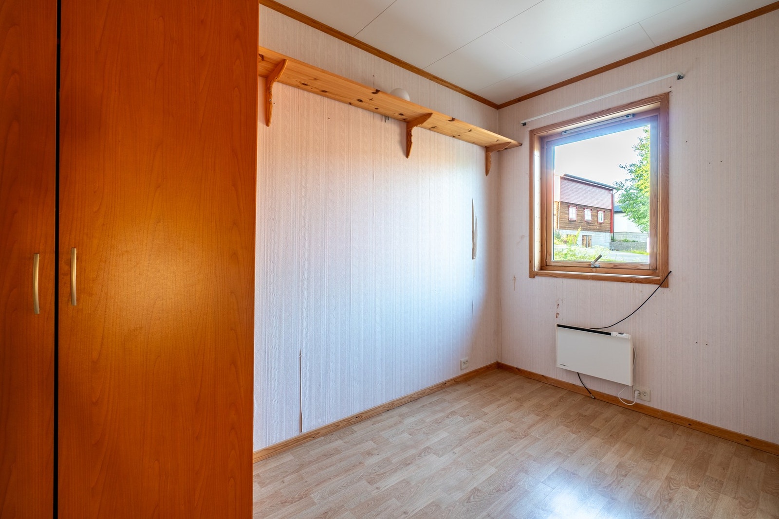 I boligen er det totalt tre soverom. Ett i første etasjen og to i andre etasjen. Galleribilde