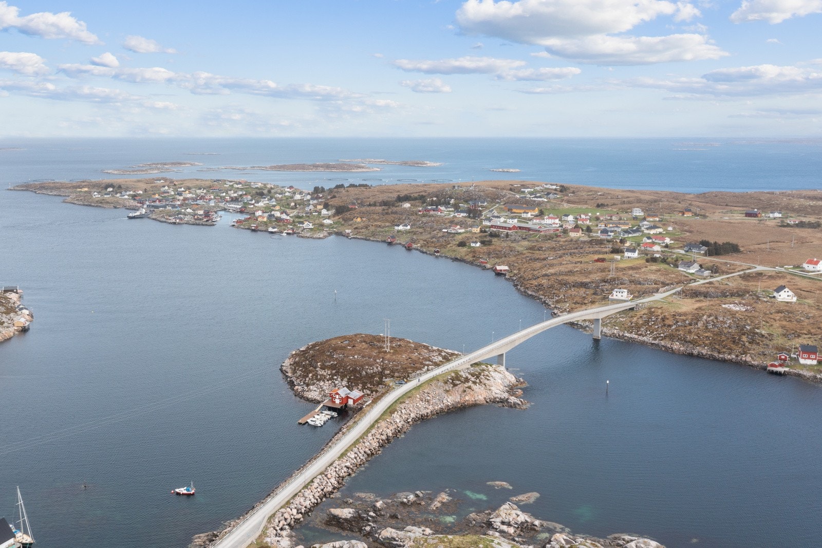 Ytterst i havgapet utenfor Frøya sør i Trøndelag, finner du Øyrekka. Reisen ut til skjærgården er et eventyr i seg selv. Galleribilde