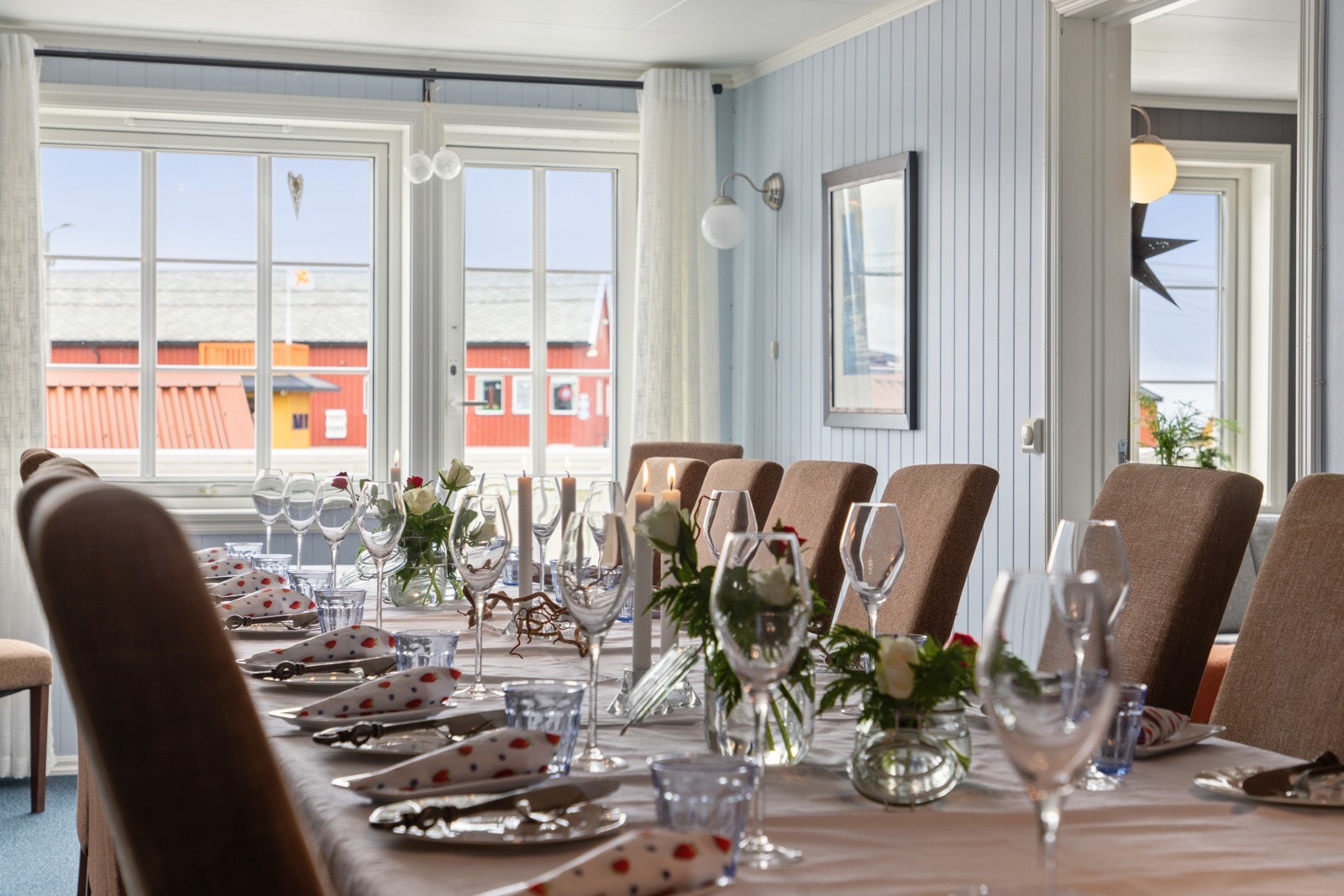 Via spisestuen er det utgang til veranda. Galleribilde