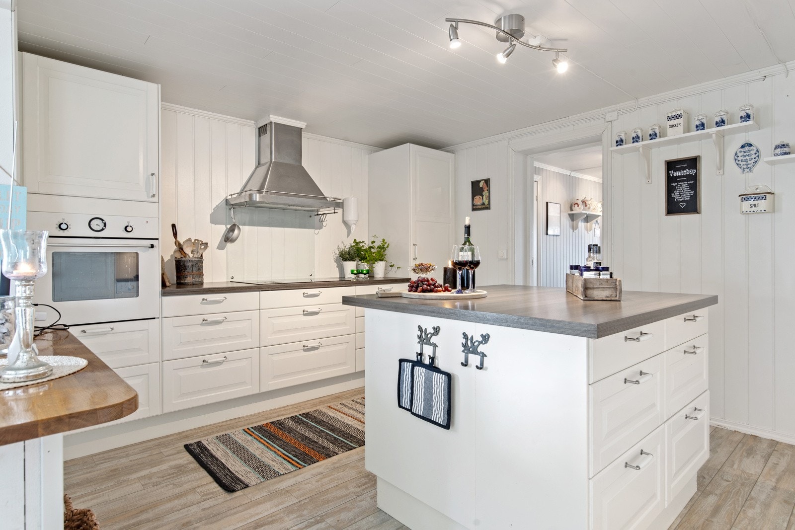 Kjøkkenet, også kjent som det sosiale rom, ligger sentralt til i boligen og har kort vei til de ulike oppholdsrommene. Her er det plass nok til at flere kan delta i matlagingen. Galleribilde