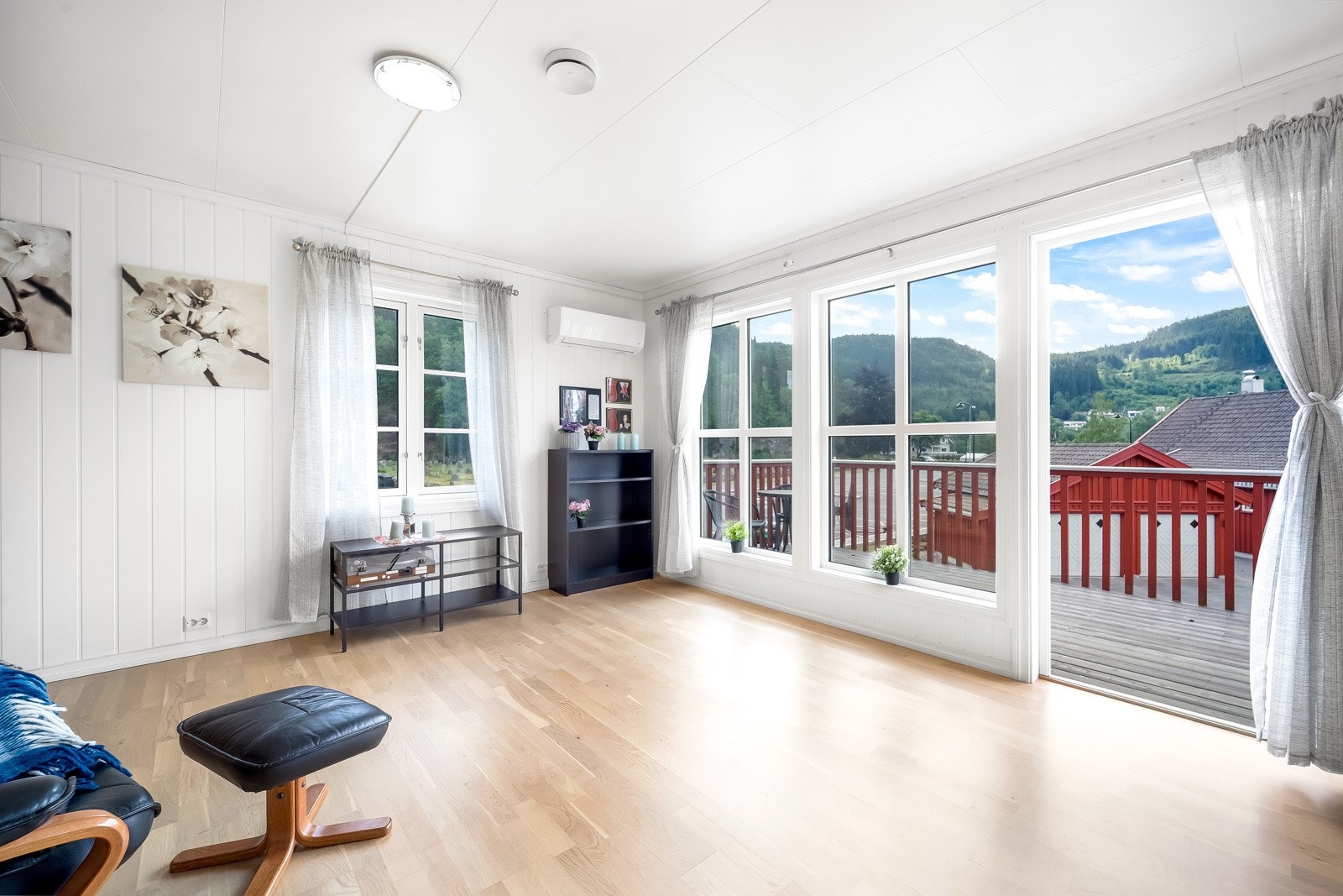 Lys og trivelig stue med store vindusflater og utgang til veranda. Galleribilde