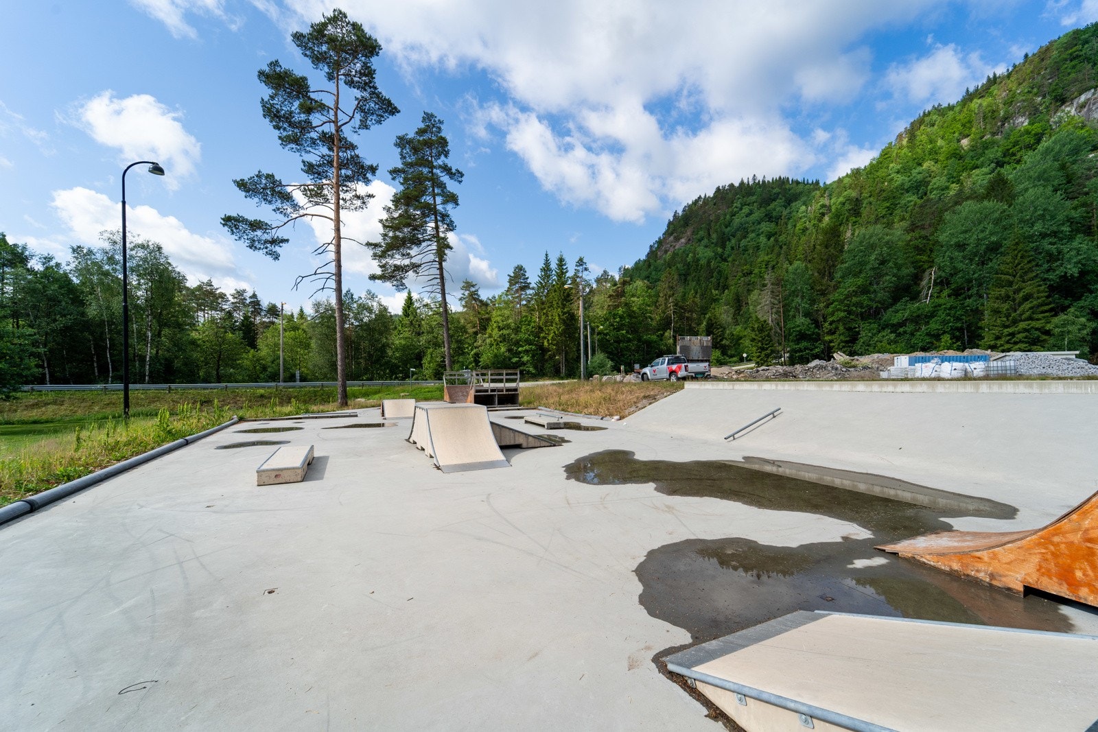 Konsmoparken ligger like ved med badeplass, frisbeegolfbane, lekeplass, sandvollyballbane, skatepark og BMX sykkelbane. Galleribilde