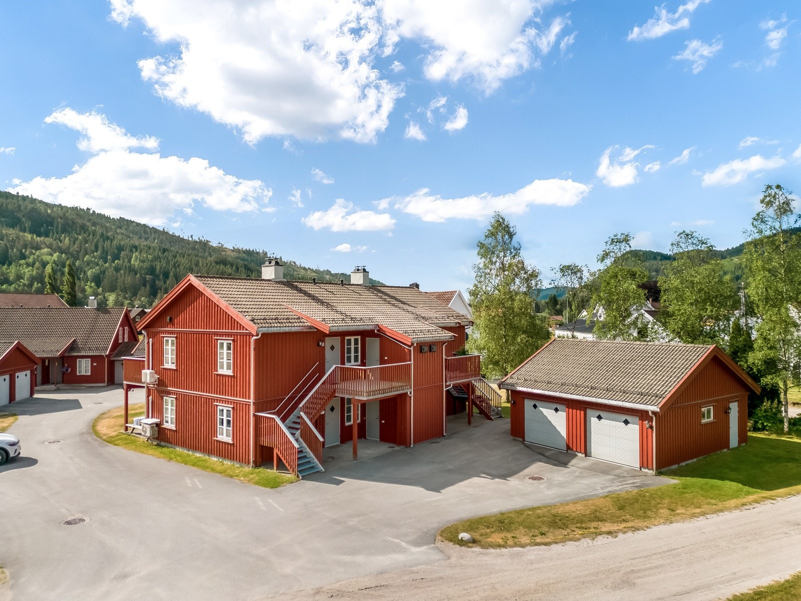 Fint beliggende leilighet med gangavstand til matvarehandel, bensinstasjon, kirke mm. Galleribilde