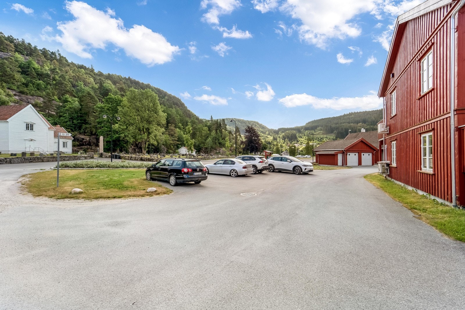 Felles tomt med parkering, p-plasser er ikke oppmerket. Galleribilde