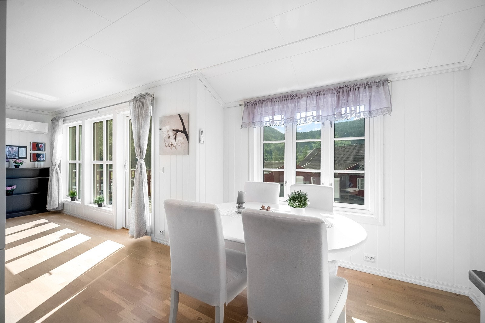 Gulv er belagt med parkett. Galleribilde