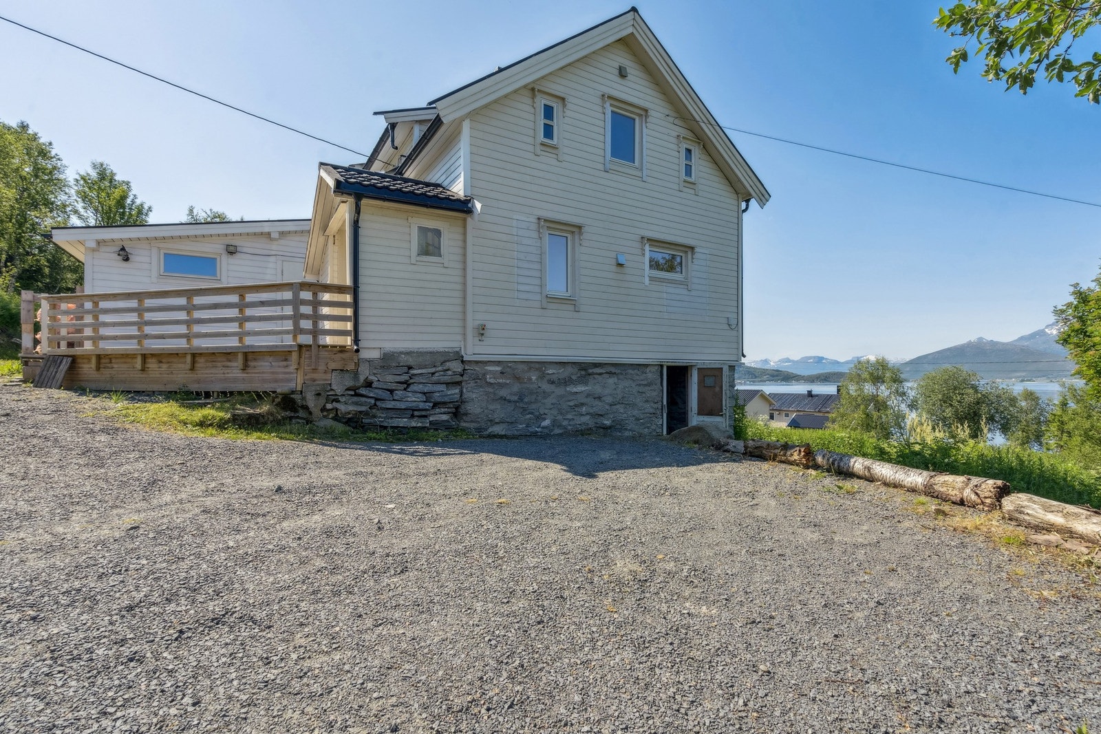 En sjarmerende enebolig på idylliske Rødberg - boligen er bygd ut i senere år med nytt soverom, vaskerom og stor gang Galleribilde