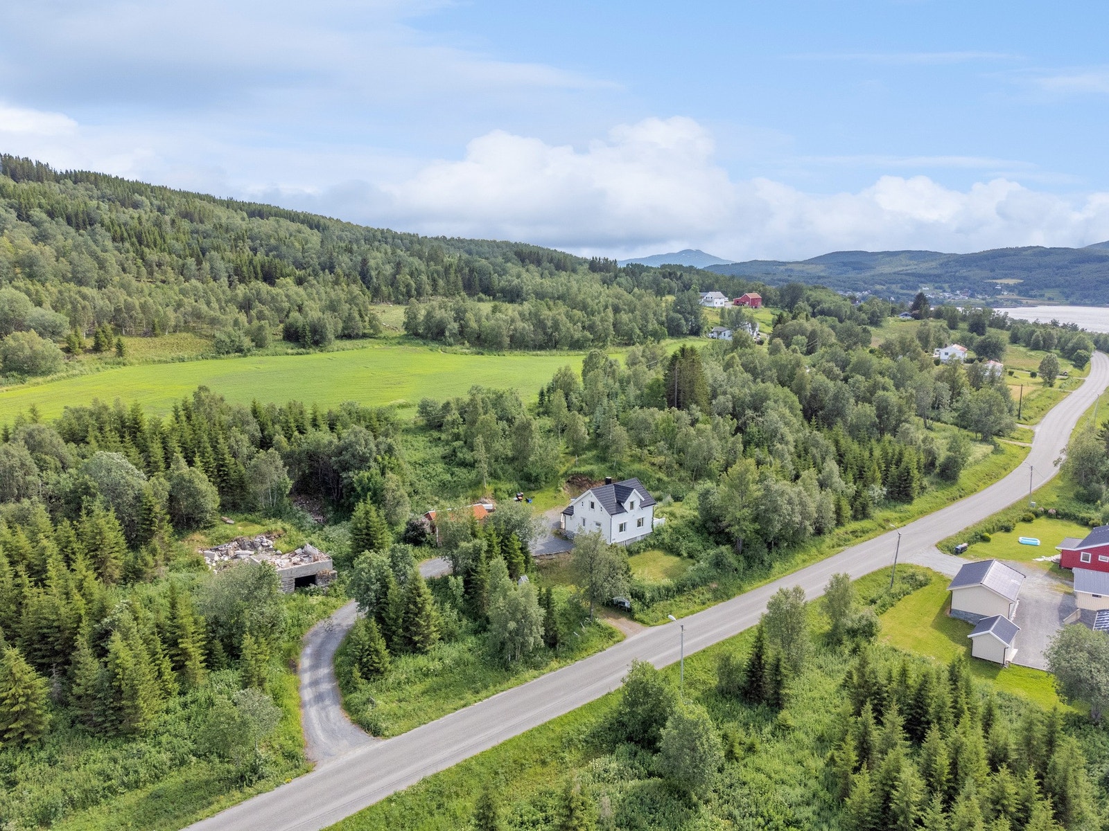 Boligen ligger på oversiden av veien men har også en strandlinje. Galleribilde