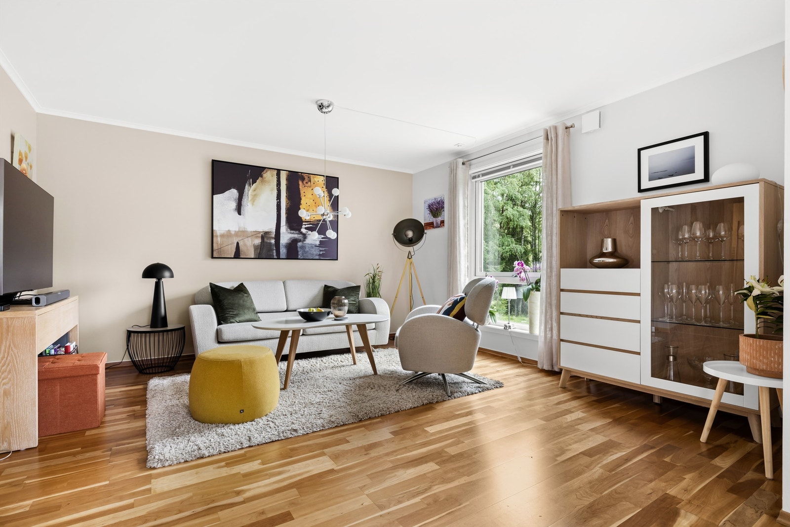 Leiligheten inneholder bl.a. stue, kjøkken, entré, bad, vaskerom og 2 soverom. Galleribilde