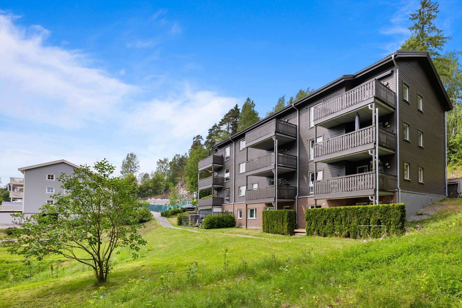 Eiendommen grenser til Ljanselva miljøpark med flotte tur- og rekreasjonsområder, så her kan man starte søndagsturen fra sin egen bolig. Galleribilde