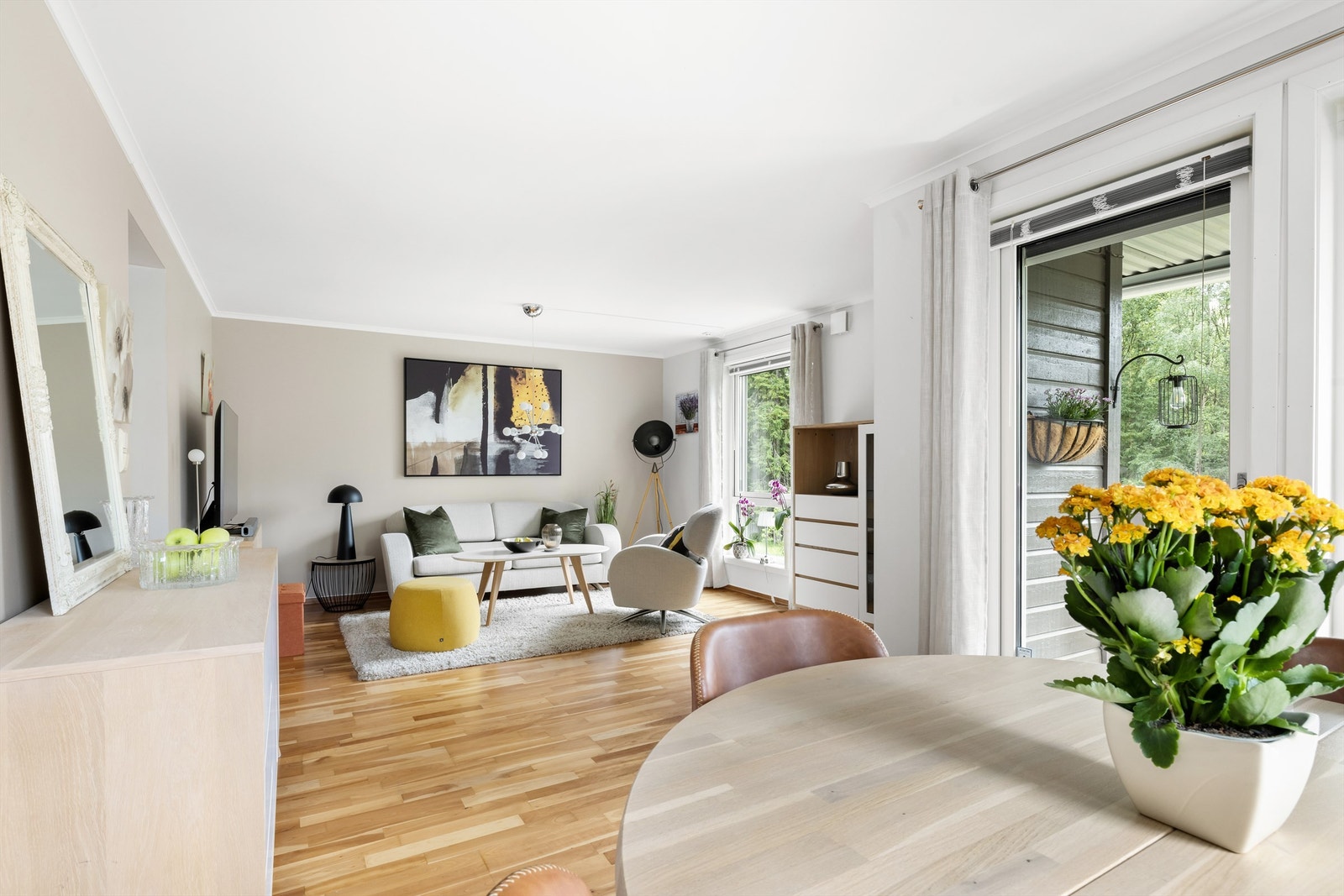 En velholdt 3-roms endeleilighet på ca. 76 kvm bruksareal med trappefri adkomst og flott beliggenhet innerst i en blindvei på Nordstrand. Galleribilde