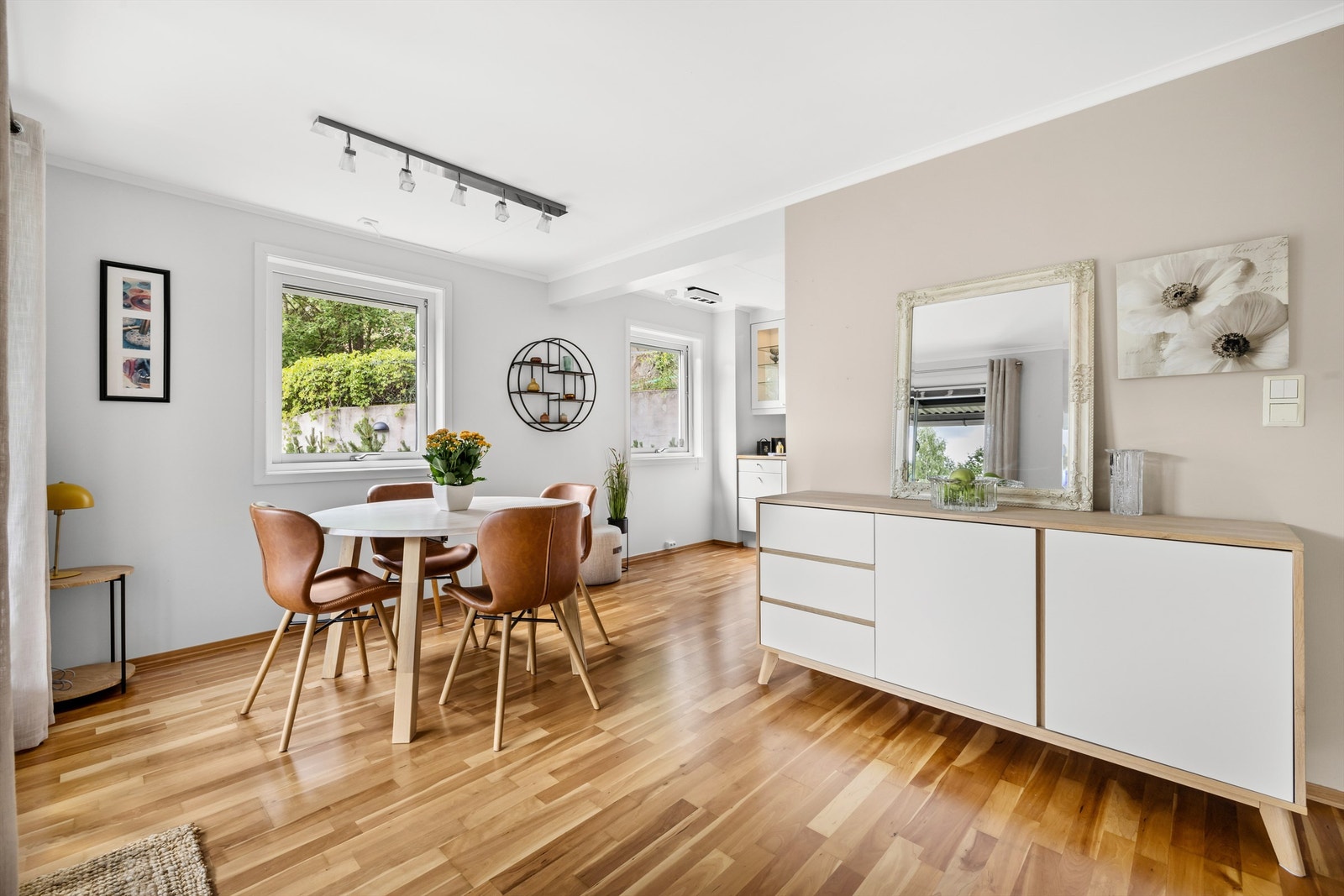 Stuen ligger i delvis åpen løsning til kjøkkenet. Galleribilde