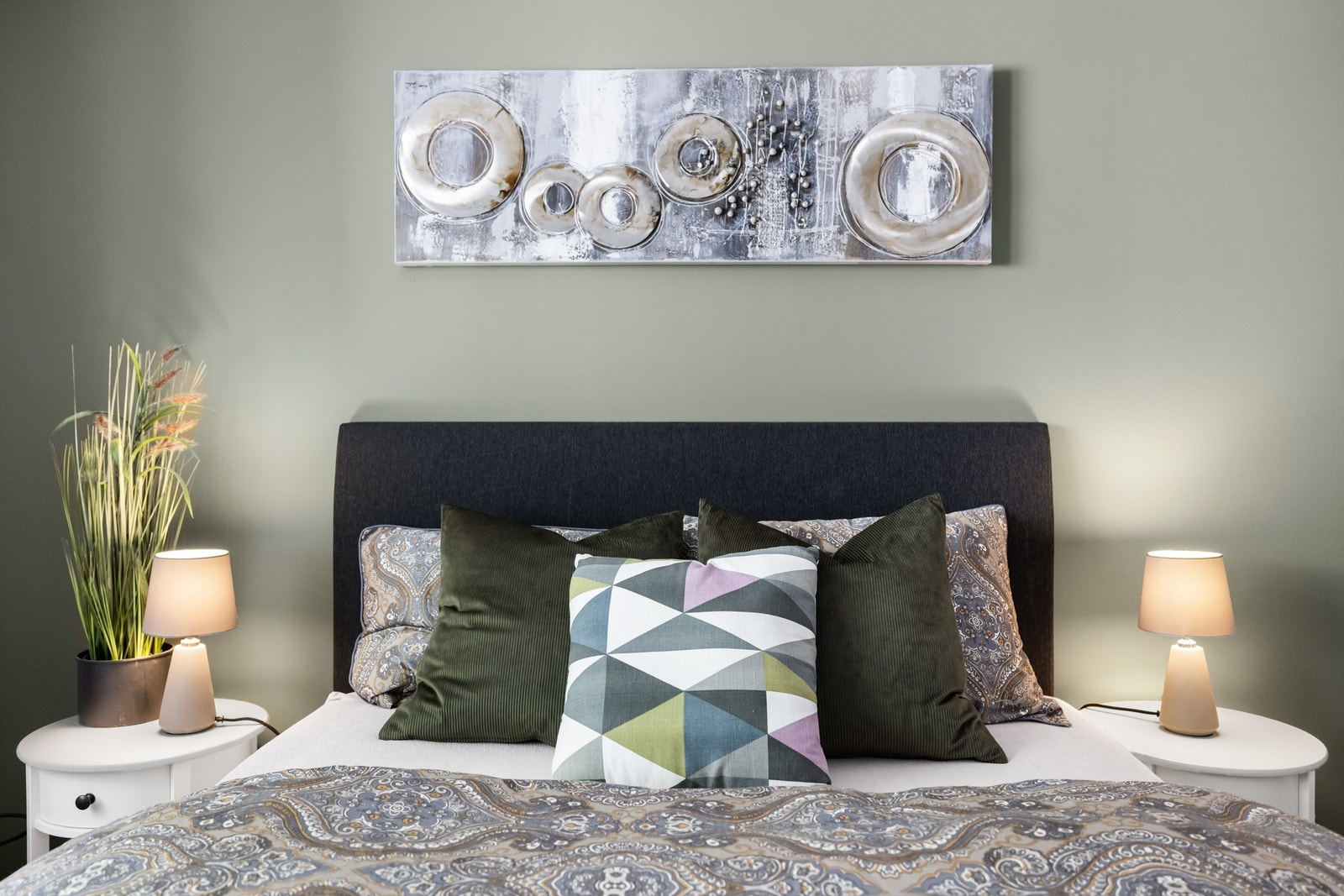 Begge soverommene ligger på "skyggesiden" av bygget, som bidrar til å gjøre det svalt på varme sommerdager. Galleribilde