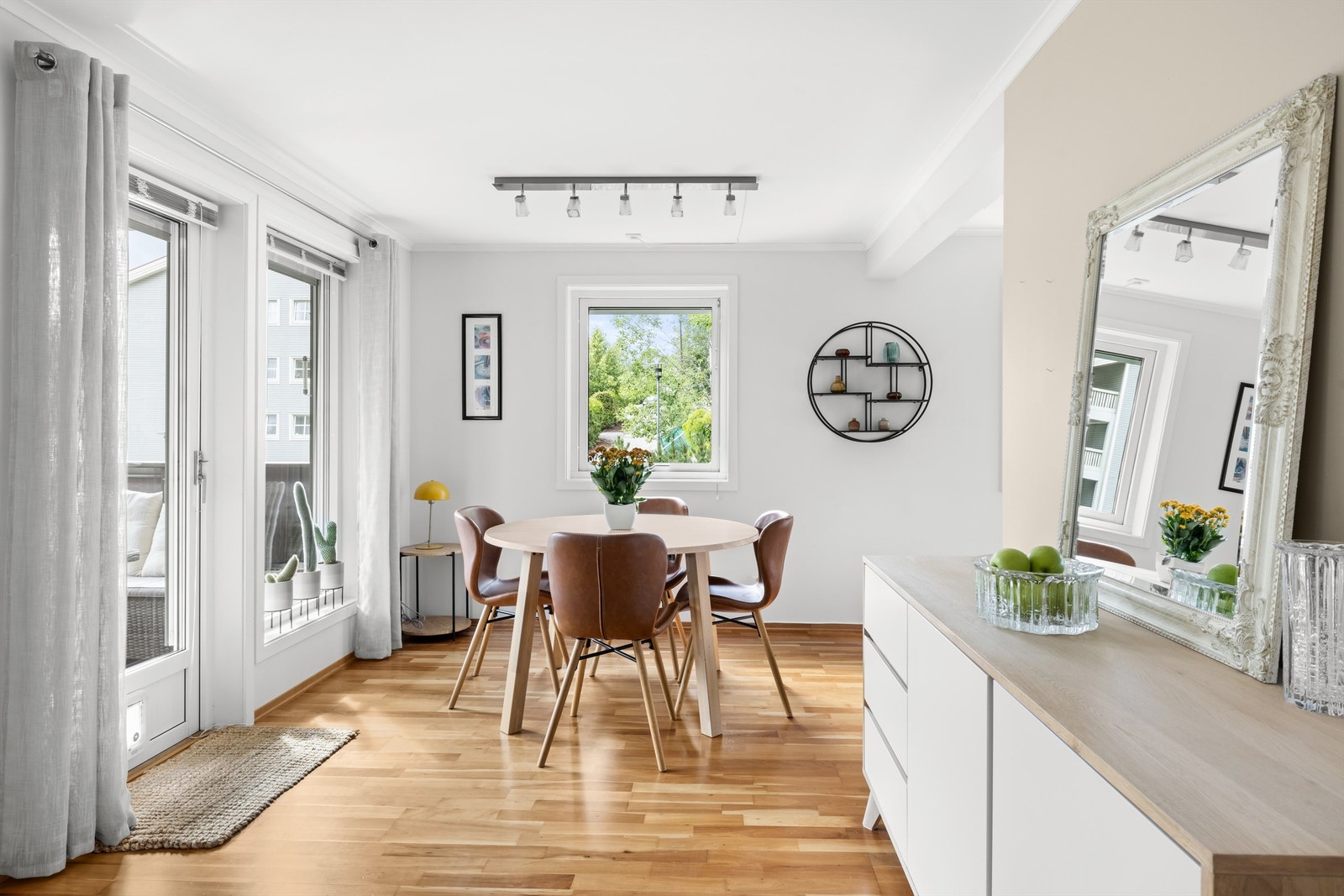 Store vindusflater i tre himmelretninger gir mye naturlig lys og en god romfølelse. Galleribilde