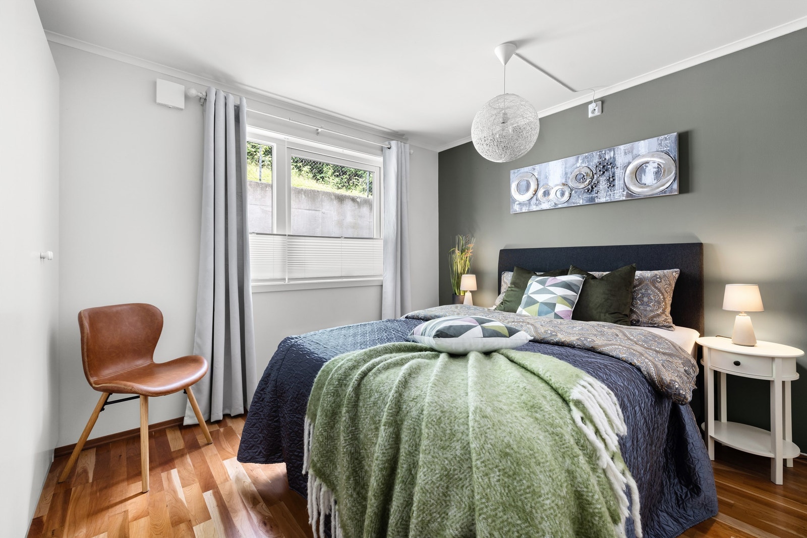 Hovedsoverommet har heldekkende garderobeskap samt tilknytning til innvendig bod/garederoberom på ca. 3 kvm. Galleribilde