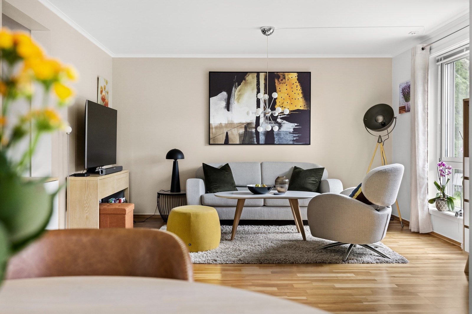 Stue med arealeffektiv planløsning og overflater malt i lyse farger. Galleribilde