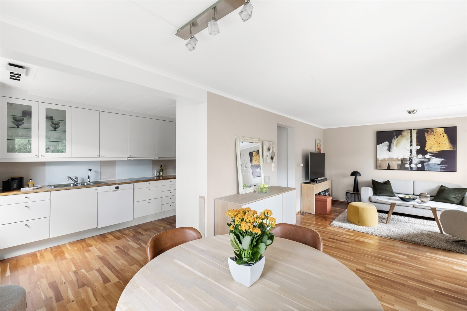 En praktisk planløsning som sørger for gode og naturlige lysforhold. Galleribilde