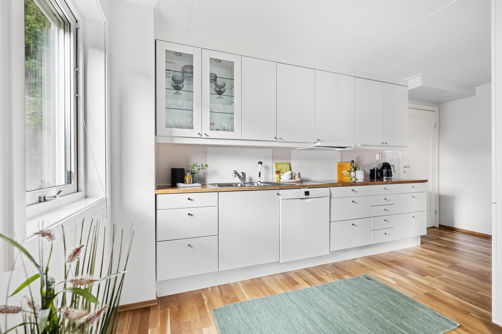 HTH-Kjøkken i delvis åpen løsning mot stue. Galleribilde