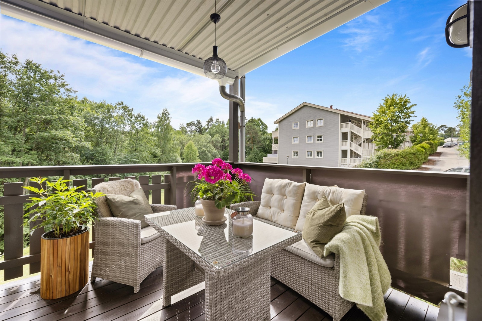 Adkomst fra stue til sydvestvendt balkong på ca. 10 kvm. Galleribilde