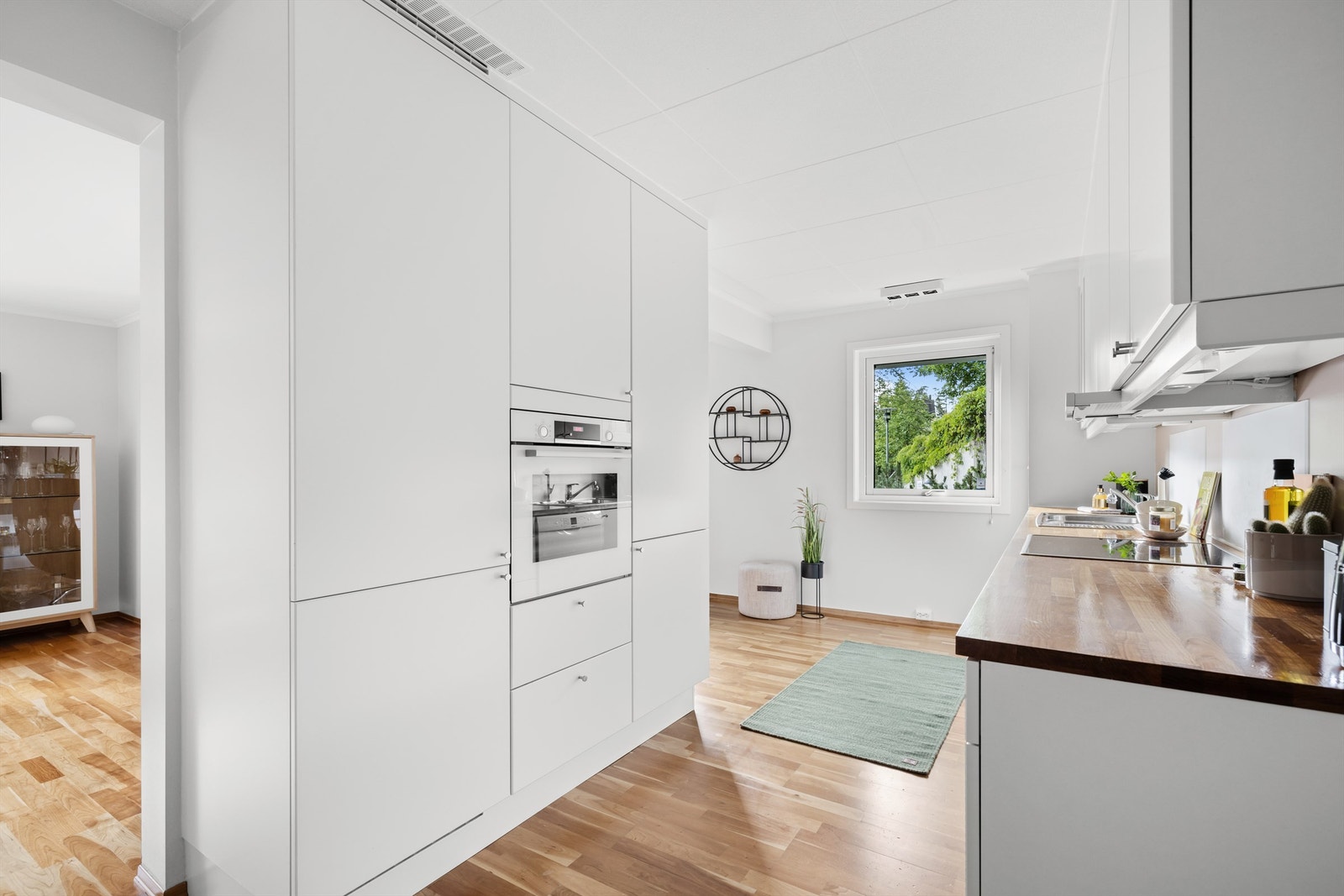 Rikelig med plass til oppbevaring i over- og underskap. Galleribilde