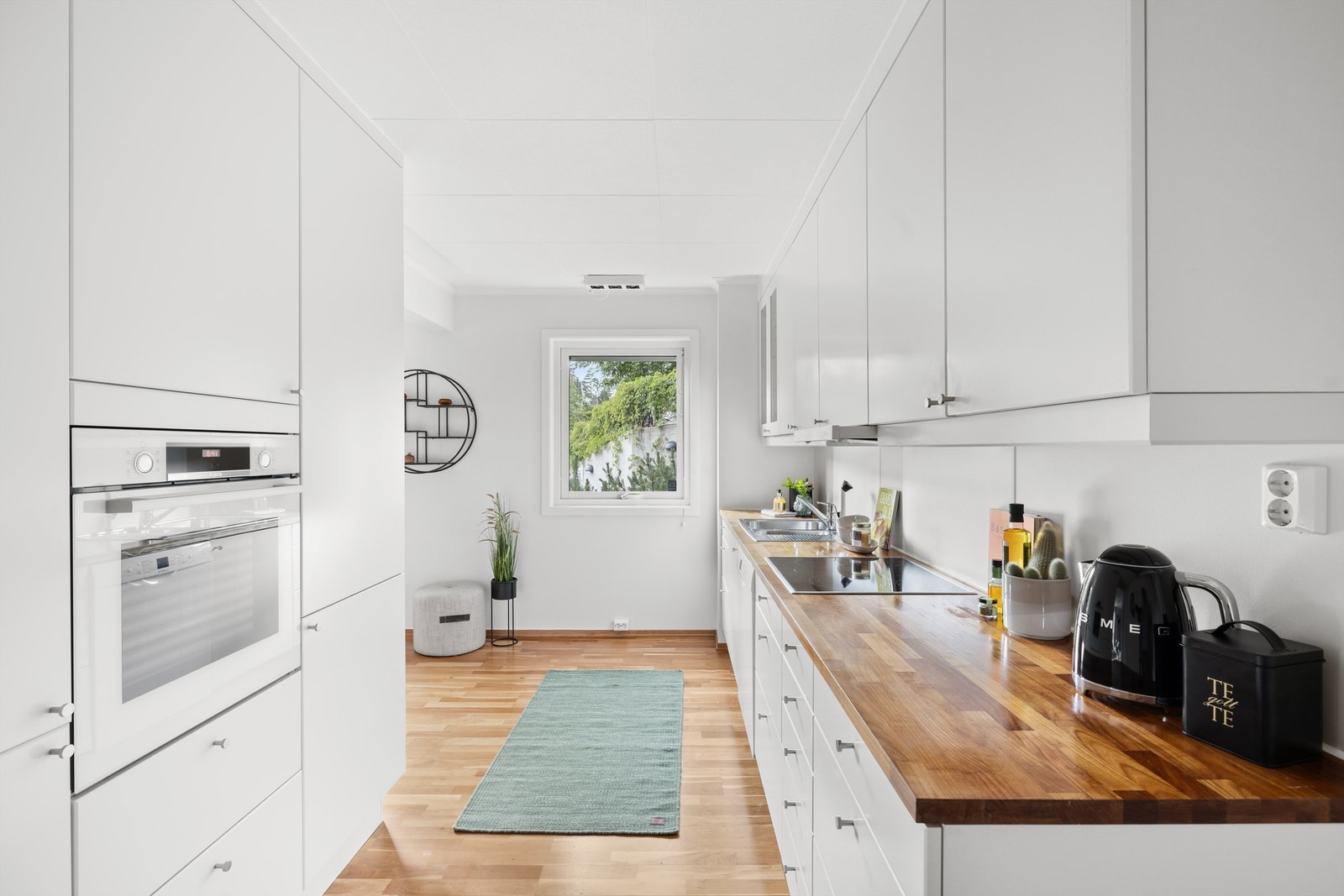 Integrert stekeovn fra 2022 og kjøleskap/fryser og frittstående oppvaskmaskin. Galleribilde